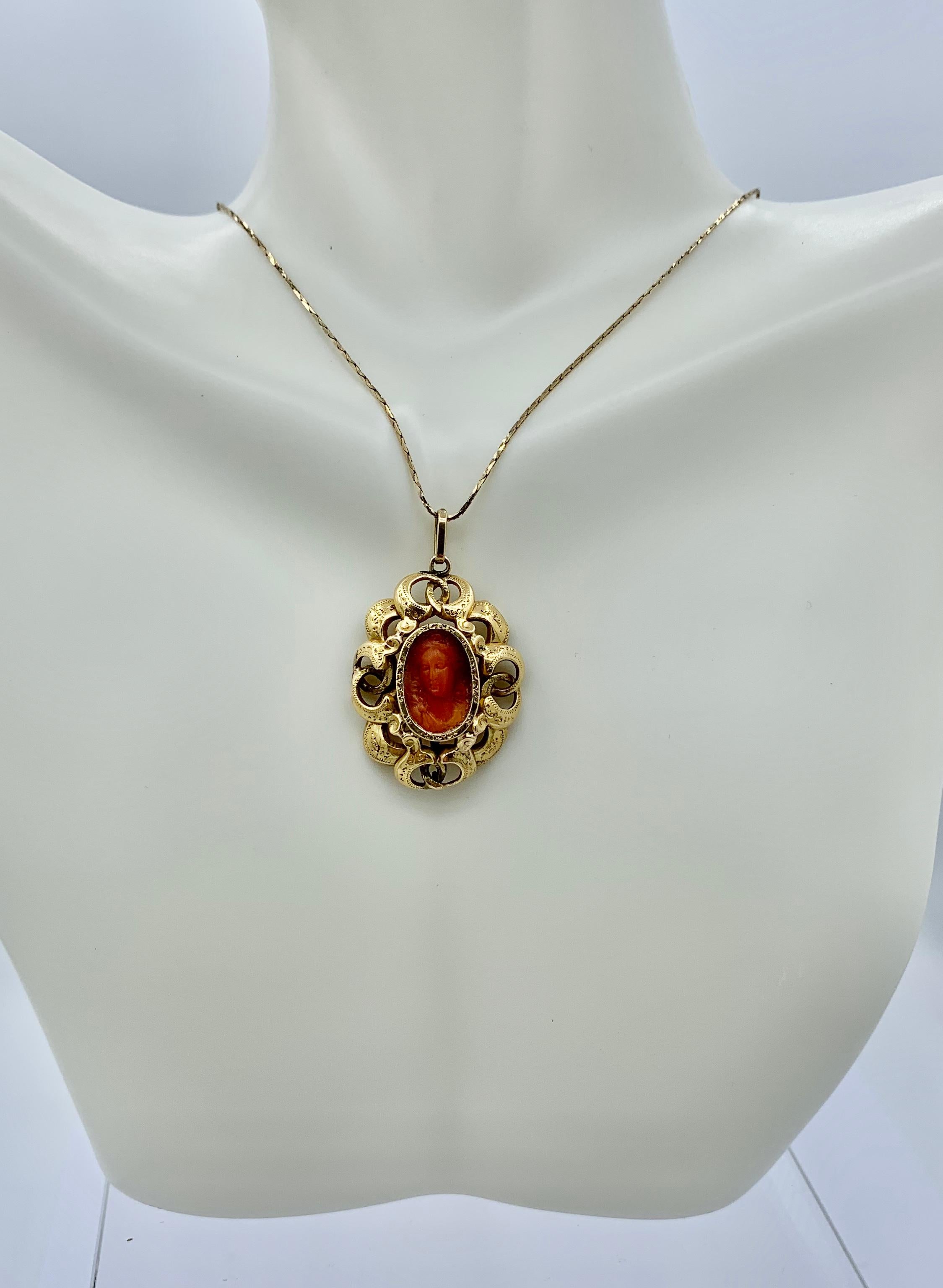 Il s'agit d'un pendentif camée corail en or 18 carats datant de l'époque géorgienne ou victorienne. Le camée en corail est exquis avec une belle sculpture d'une femme classique.   La couleur du corail est un magnifique rouge-orange.  Le visage de la