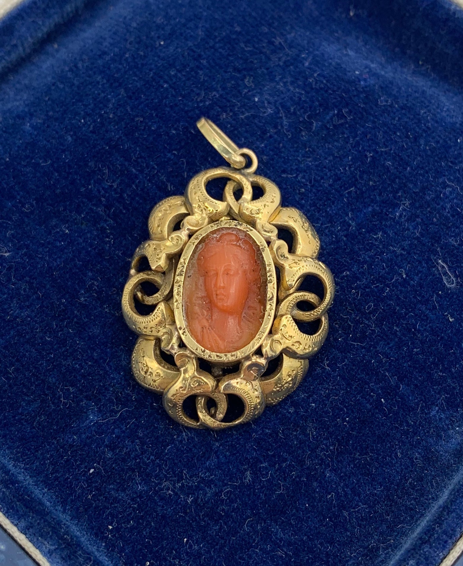 Georgian Coral Cameo Pendant Necklace 18 Karat Gold Neoclassical Woman In Good Condition For Sale In New York, NY