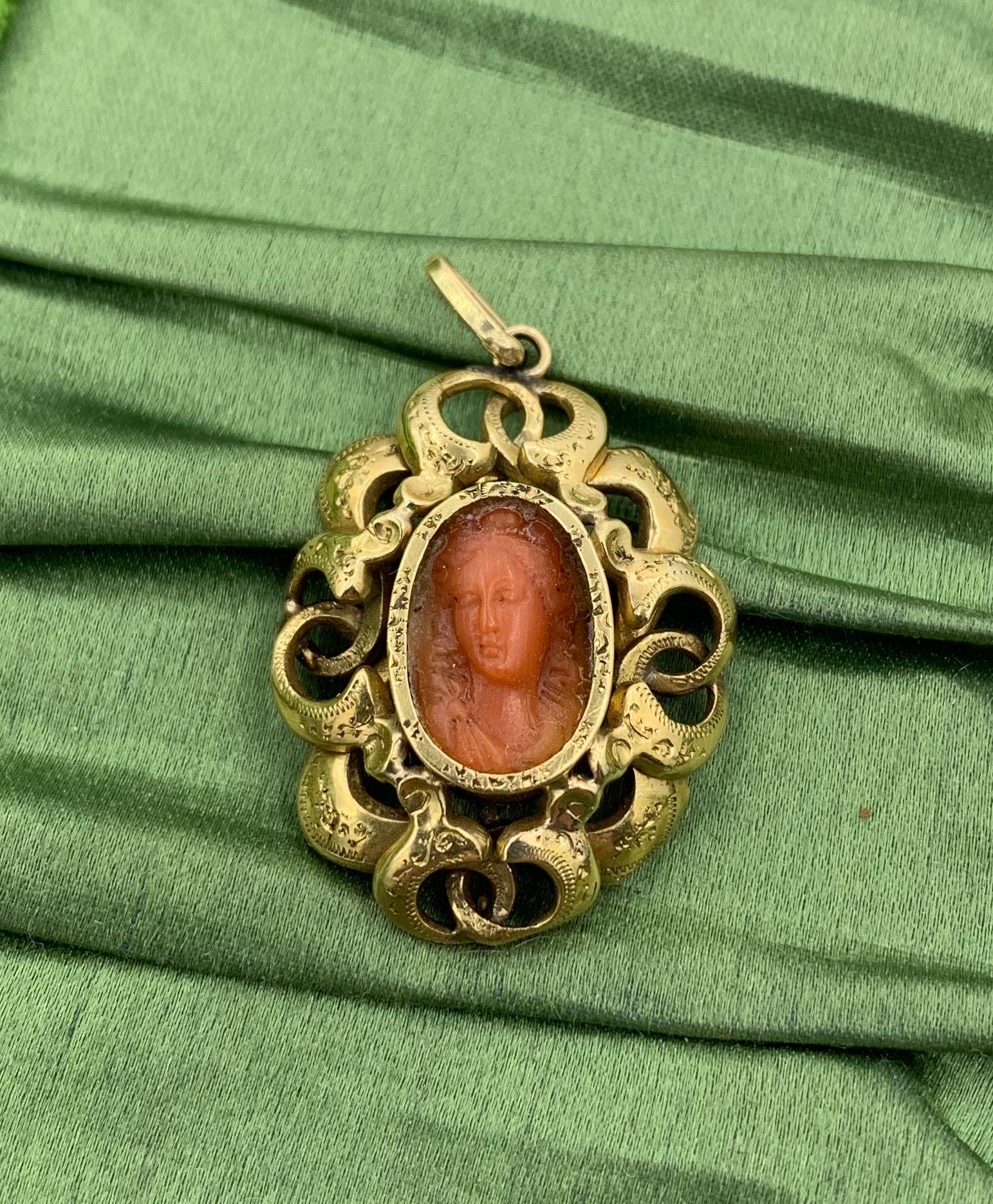 Georgian Coral Cameo Pendant Necklace 18 Karat Gold Neoclassical Woman For Sale 1