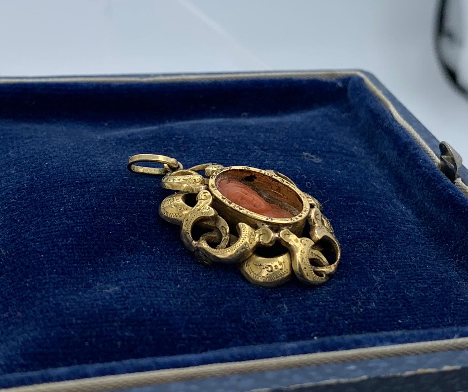 Collier pendentif femme néoclassique géorgien camée en or 18 carats en vente 1