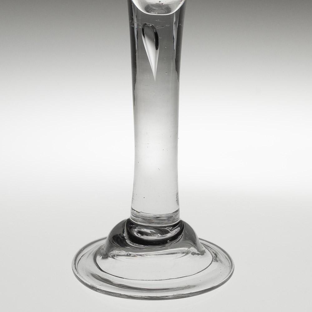 Georgisches Schnapsglas mit Dome-Fuß um 1740 (George III.) im Angebot