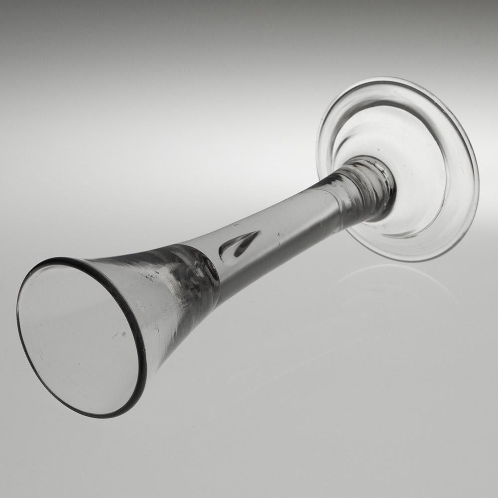 Georgisches Schnapsglas mit Dome-Fuß um 1740 (Britisch) im Angebot