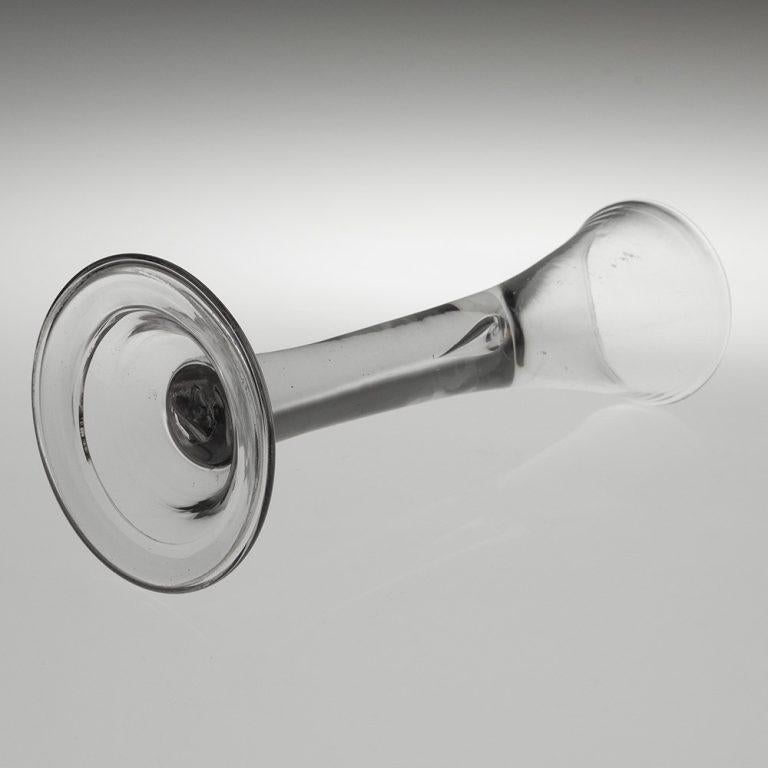 Georgisches Schnapsglas mit Dome-Fuß um 1740 im Zustand „Gut“ im Angebot in Tunbridge Wells, GB