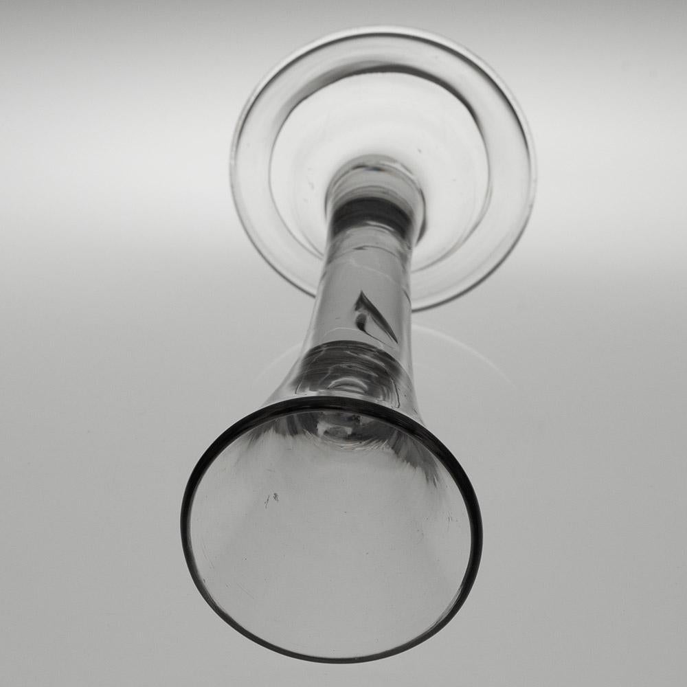 Georgisches Schnapsglas mit Dome-Fuß um 1740 (Mitte des 18. Jahrhunderts) im Angebot