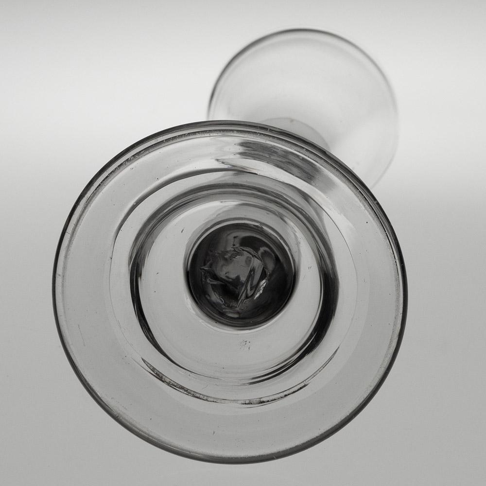 Georgisches Schnapsglas mit Dome-Fuß um 1740 (Glas) im Angebot