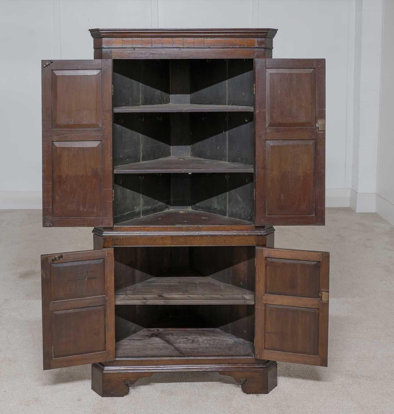 Refined antique corner cabinet in oak we date to circa 1790
Classic piece of period Georgian furniture
Very practical as the fit in the corner and are space savers
Great patina to oak and features original handles
Bought from a private house call in