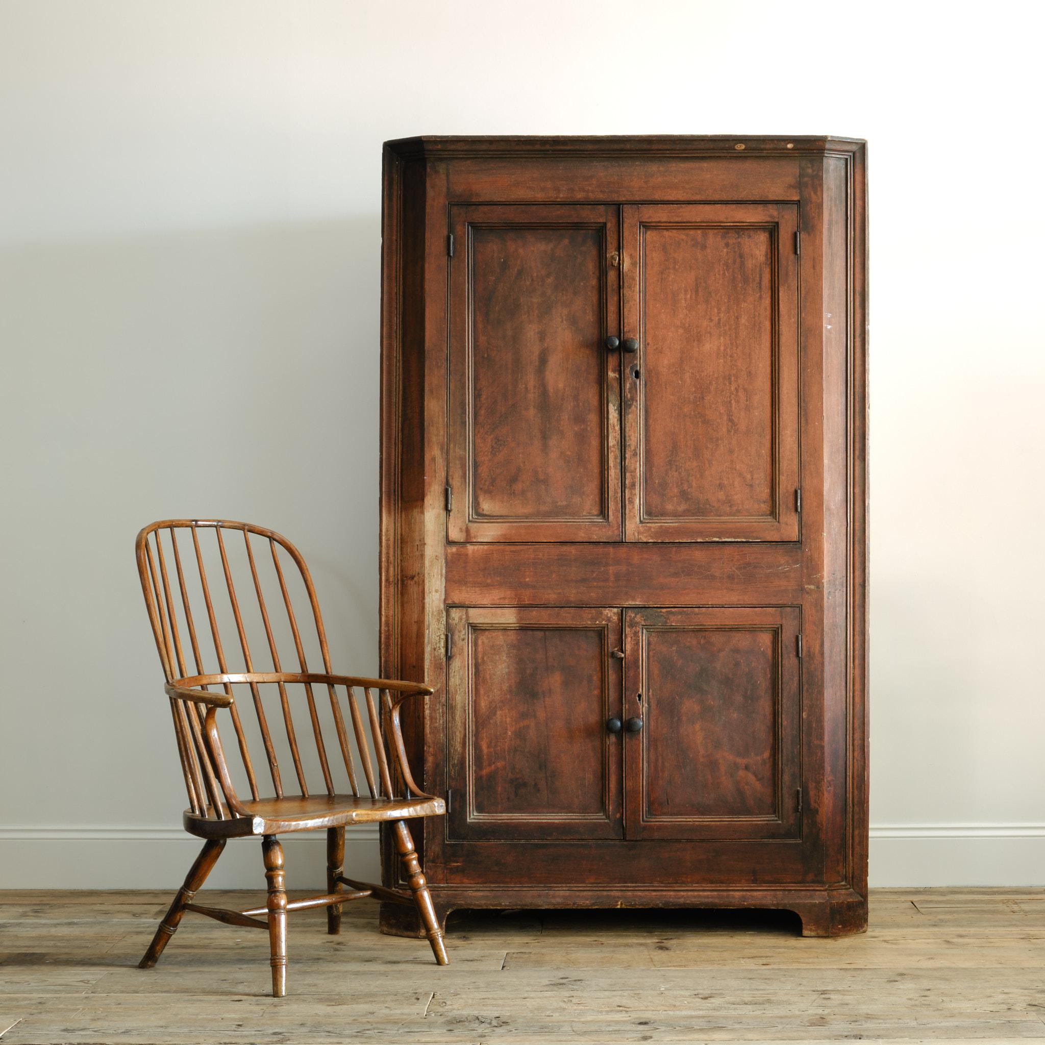 Ein großer georgianischer Eckschrank in seiner charakteristischen, abgenutzten, verkrusteten Originalfarbe. Aus Kiefernholz mit Eichenrückwand. um 1800

Strukturell in gutem Landhauszustand. Einige Anzeichen von historischem Holzwurm.