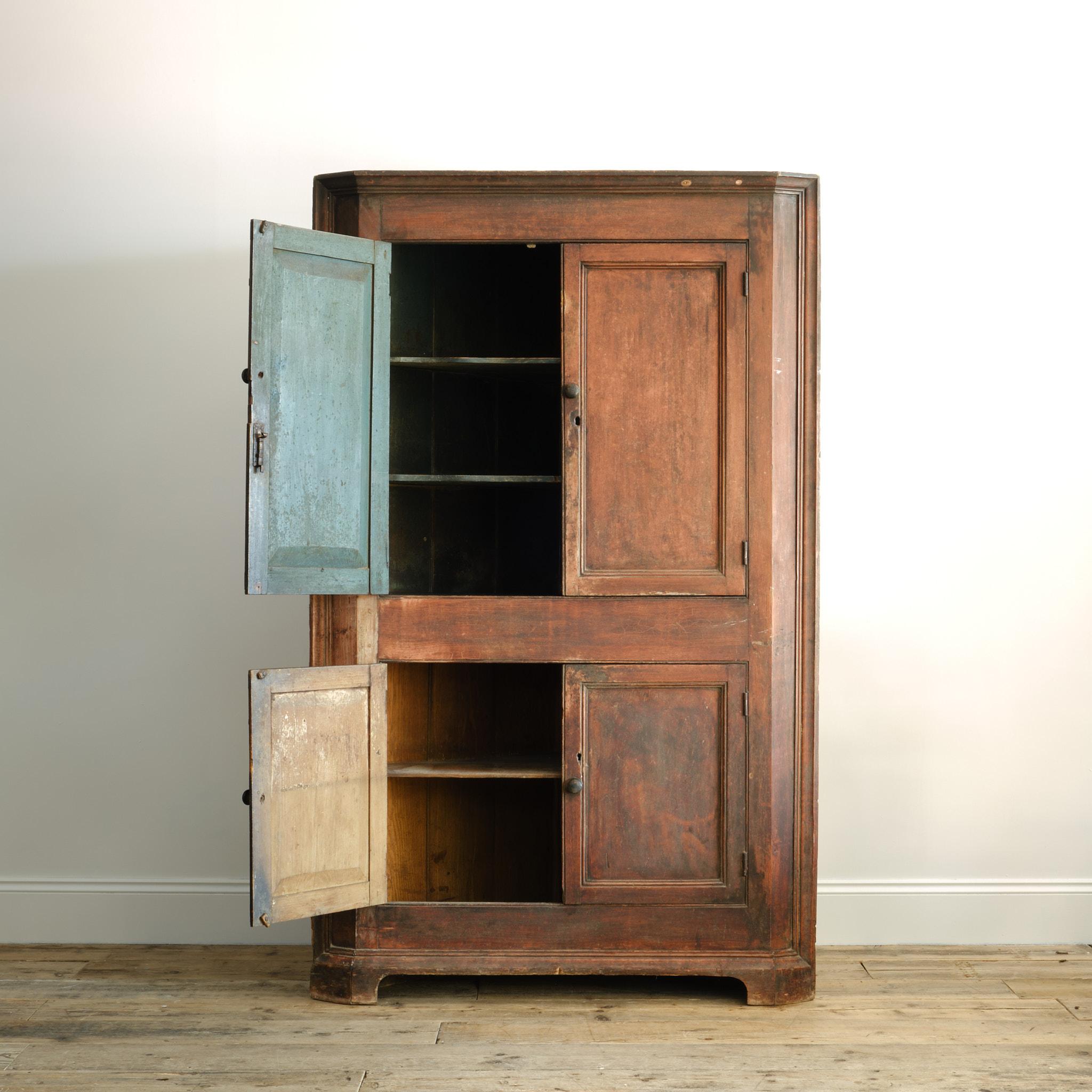 Georgianischer Eckschrank in Farbe im Zustand „Starke Gebrauchsspuren“ im Angebot in Batley, GB