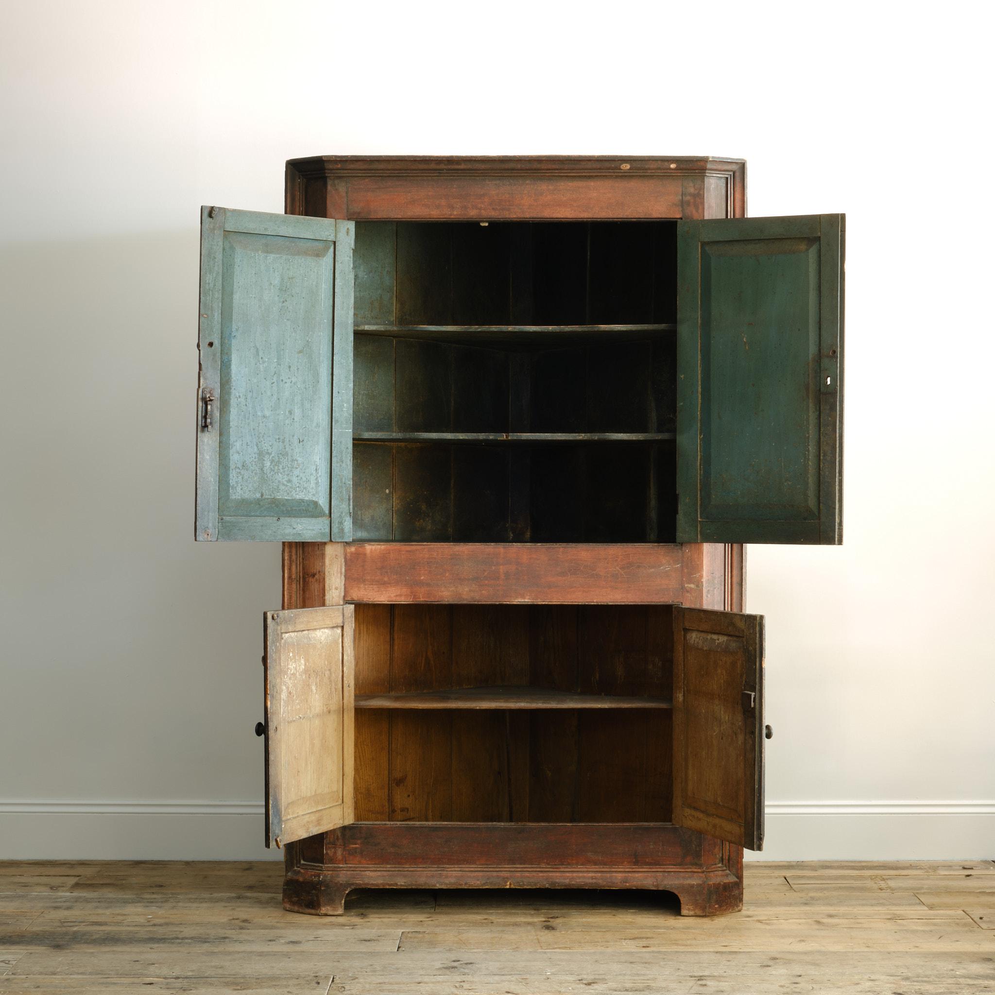 Georgianischer Eckschrank in Farbe (Spätes 18. Jahrhundert) im Angebot