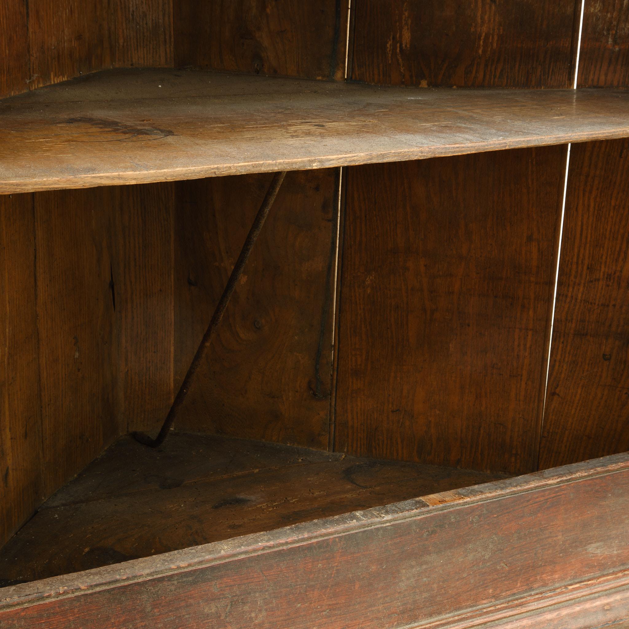 Georgianischer Eckschrank in Farbe im Angebot 2