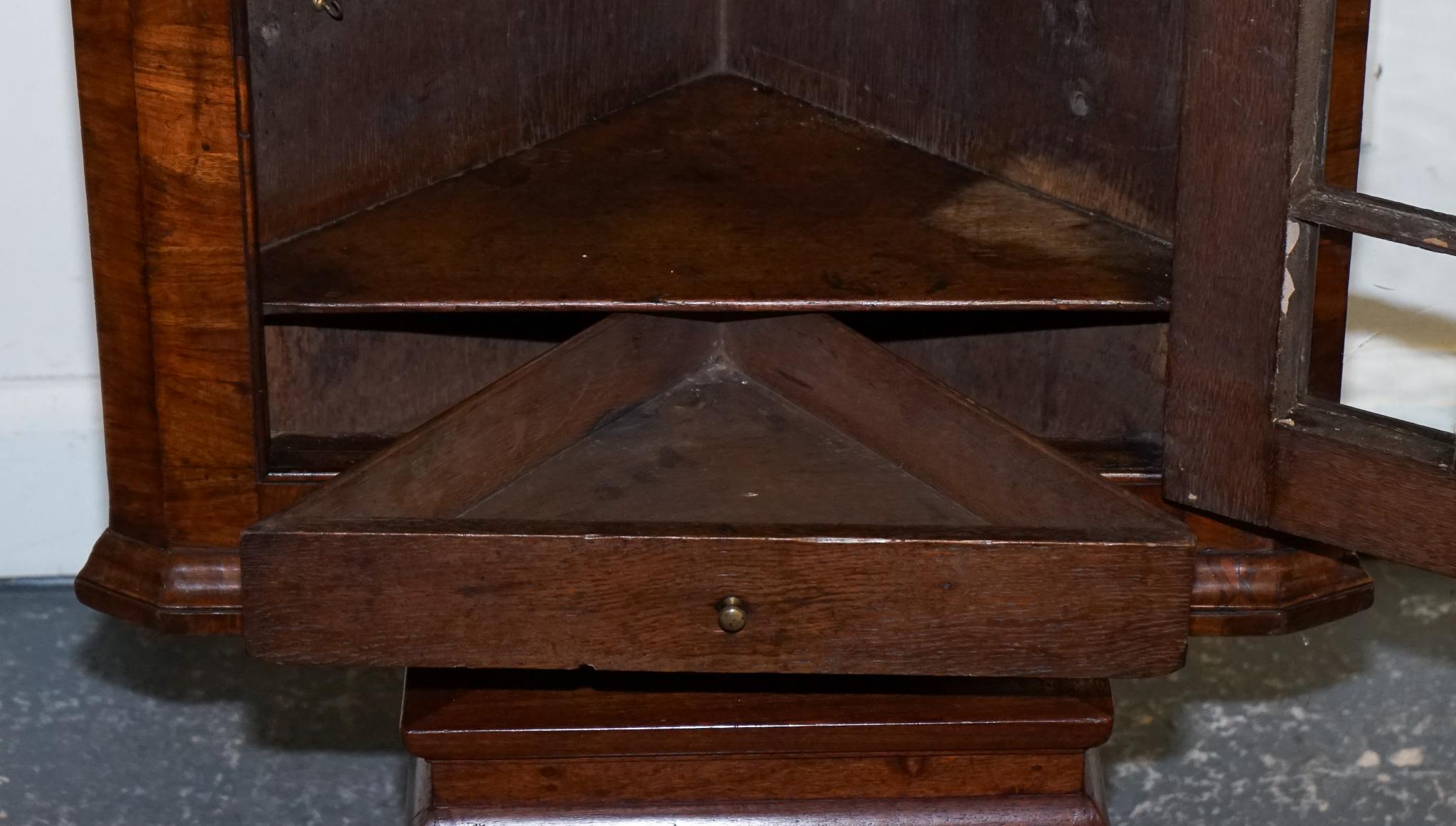 GEORGiAN CORNER HANGING DISPLAY CABINET BOOKCASE GLAZED DOOR DRAWER INSIDE For Sale 3