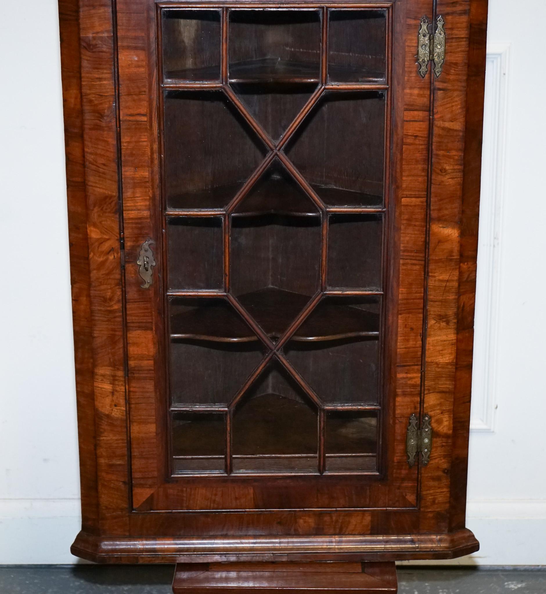 British GEORGiAN CORNER HANGING DISPLAY CABINET BOOKCASE GLAZED DOOR DRAWER INSIDE For Sale