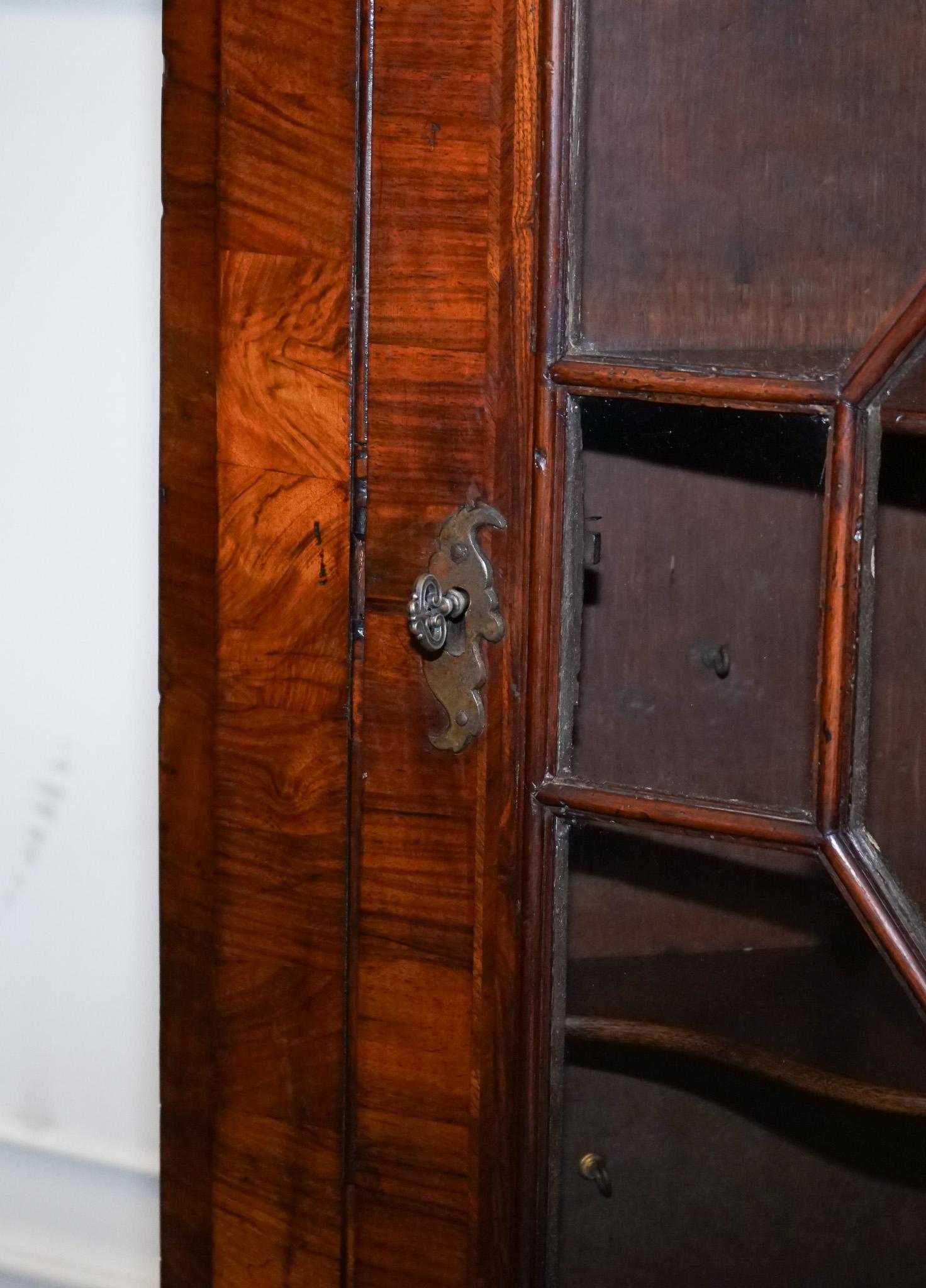 Hand-Crafted GEORGiAN CORNER HANGING DISPLAY CABINET BOOKCASE GLAZED DOOR DRAWER INSIDE For Sale