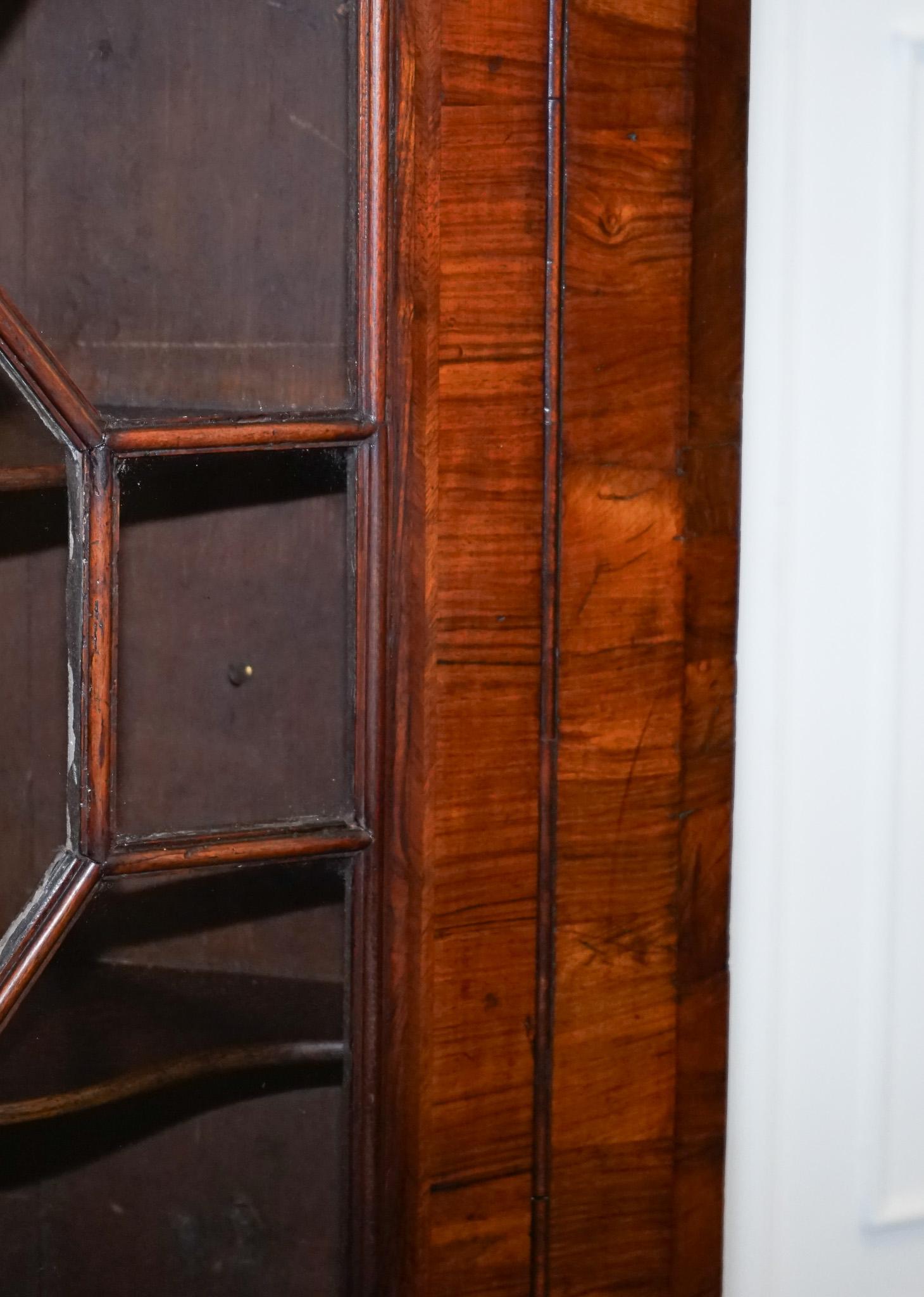 GEORGiAN CORNER HANGING DISPLAY CABINET BOOKCASE GLAZED DOOR DRAWER INSIDE In Good Condition For Sale In Pulborough, GB