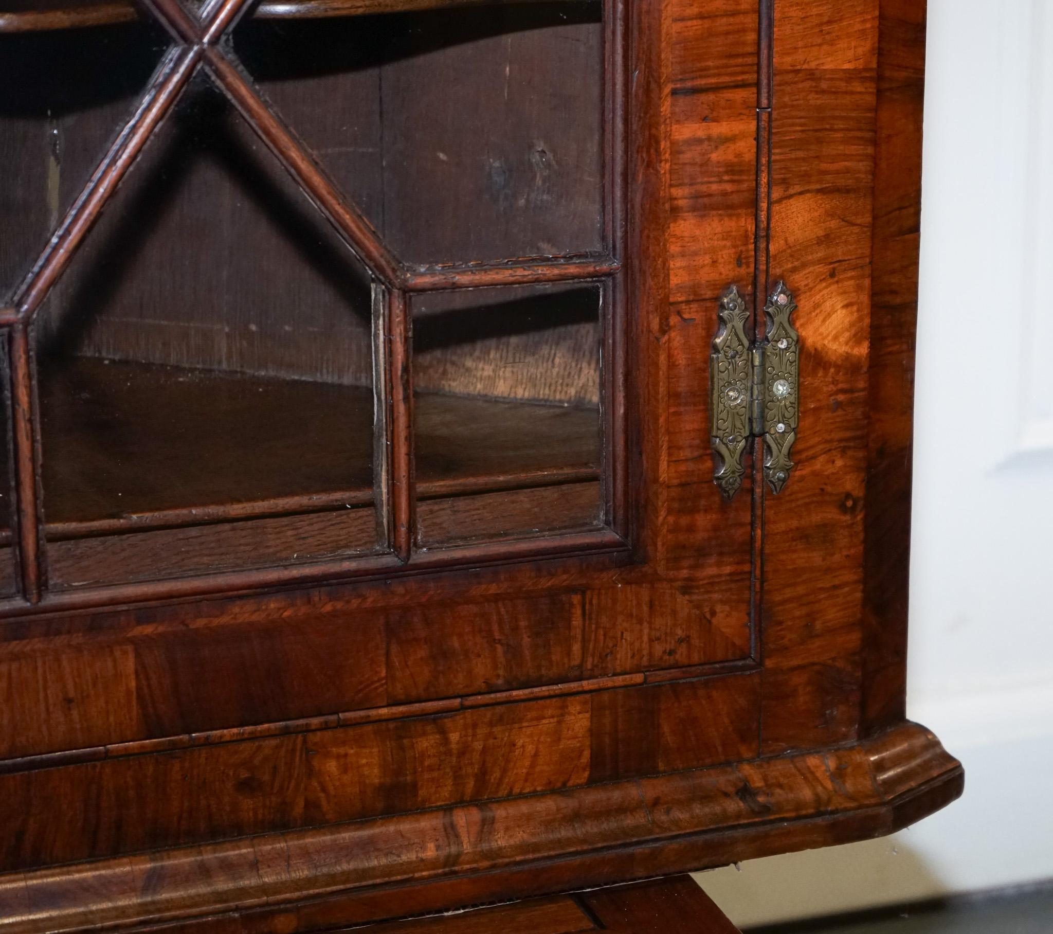 19th Century GEORGiAN CORNER HANGING DISPLAY CABINET BOOKCASE GLAZED DOOR DRAWER INSIDE For Sale