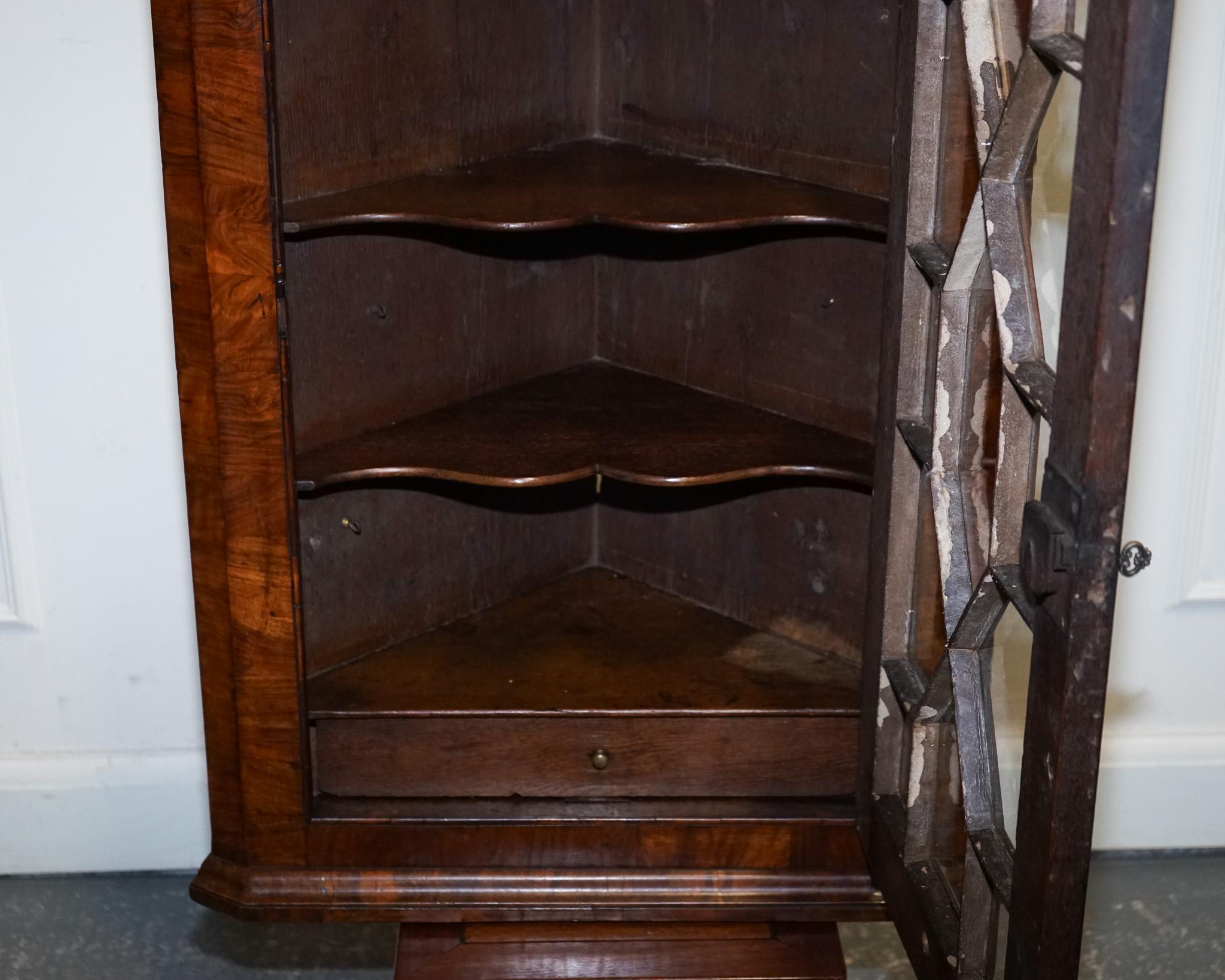 GEORGiAN CORNER HANGING DISPLAY CABINET BOOKCASE GLAZED DOOR DRAWER INSIDE For Sale 2