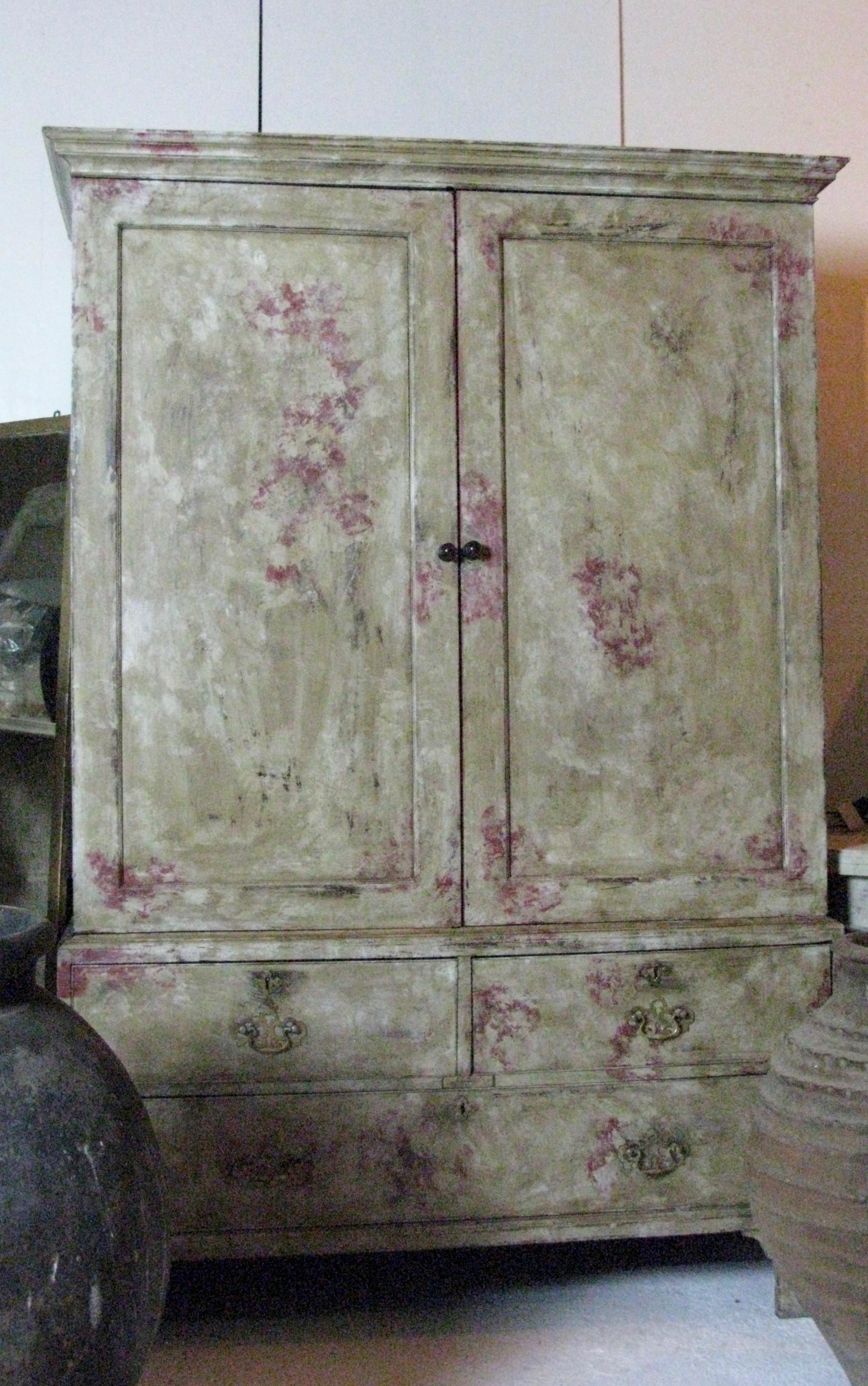Beautiful late Georgian linen press,

Elegant in style with 3 inside pullout shelves.

Origin: England in very good condition

It is a one off piece in old tone colors,

my secret favorite one!


 
