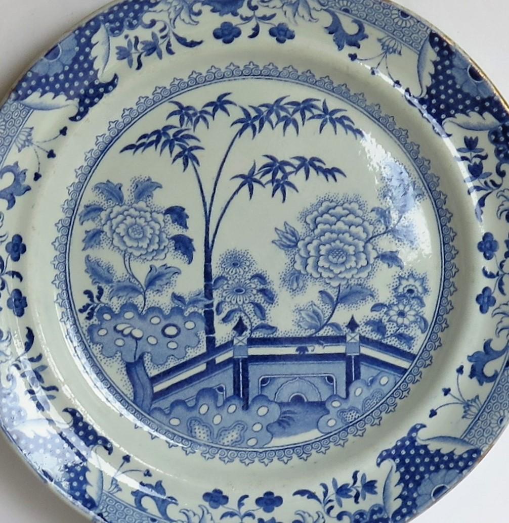 English Georgian Davenport Ironstone Dinner Plate in Bamboo and Peony Ptn 15, Circa 1810