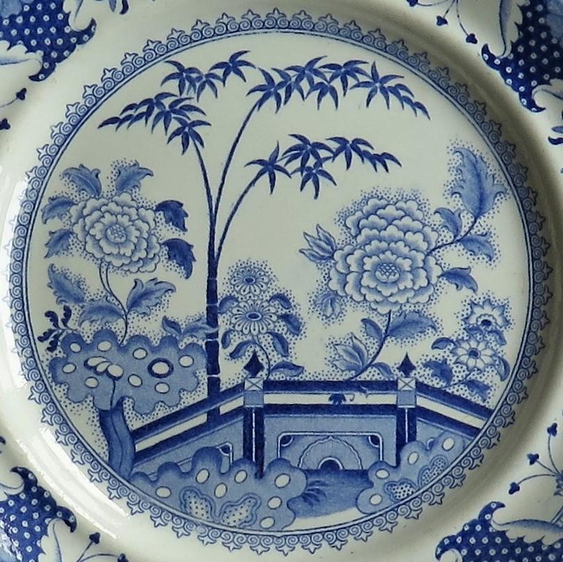 Hand-Painted Georgian Davenport Ironstone Dinner Plate in Bamboo and Peony Ptn 15, Circa 1810