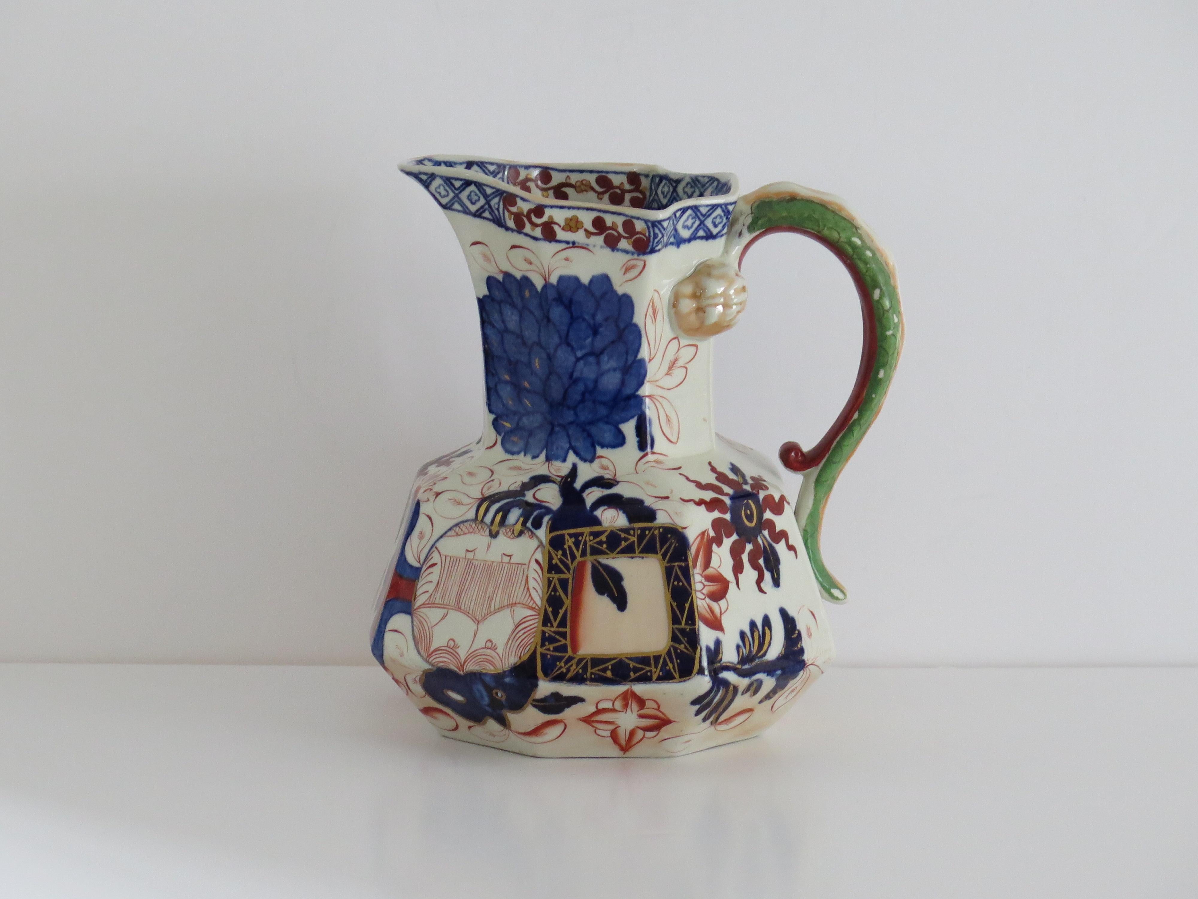 Se trata de una jarra o cántaro Hydra de muy buen tamaño, fabricado por la Davenport Company de Longport, Staffordshire, Inglaterra, a finales del periodo georgiano, hacia 1805-1820, en cerámica Ironstone, que Davenport llamó Stone China.

Está