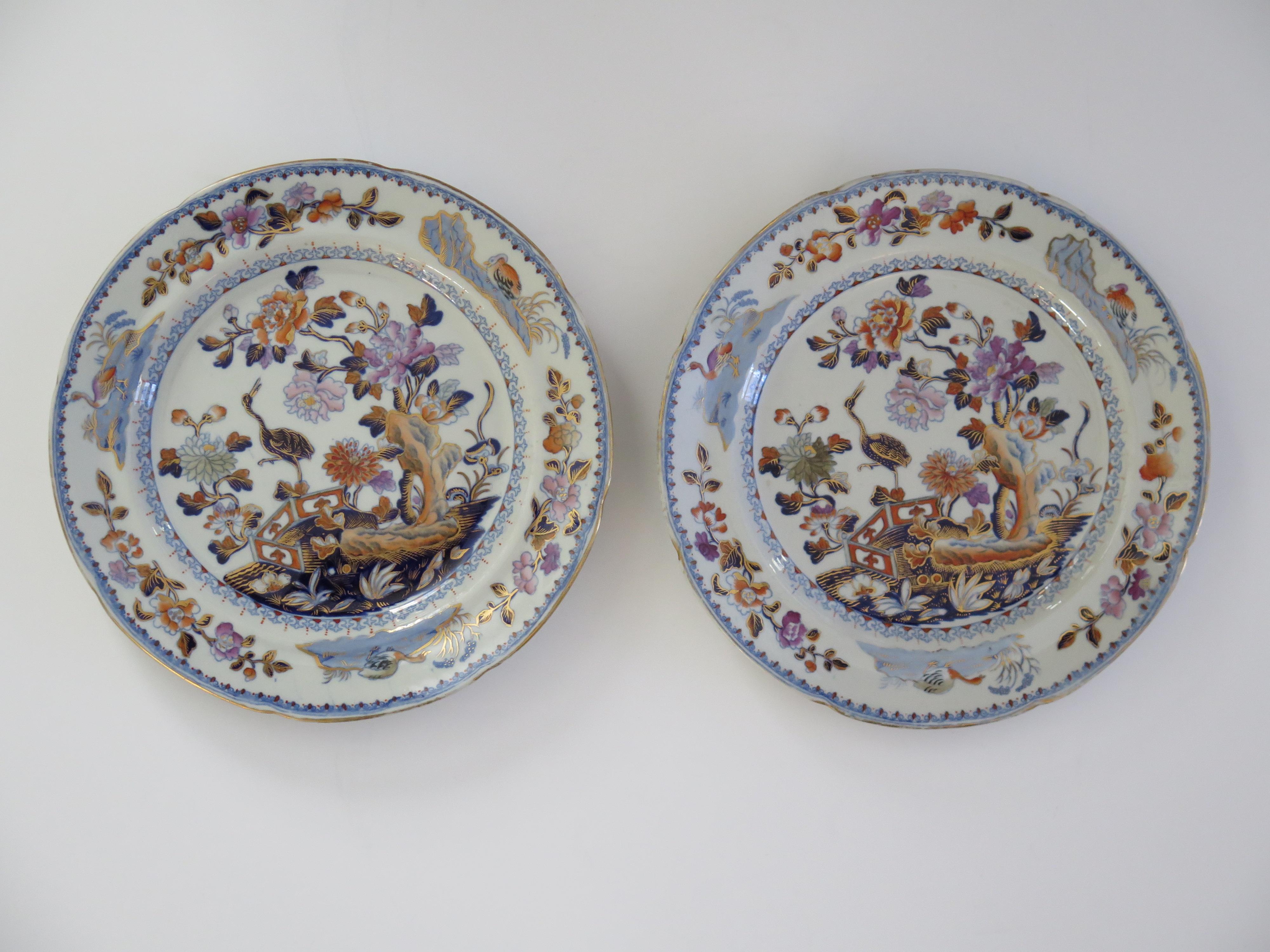 Il s'agit d'une paire d'assiettes d'accompagnement ou de dessert en pierre de Chine (Ironstone) finement peintes à la main, datant de la période George 111, vers 1815. Fabriqué par l'usine DAVENPORT de Longport, Staffordshire Potteries,