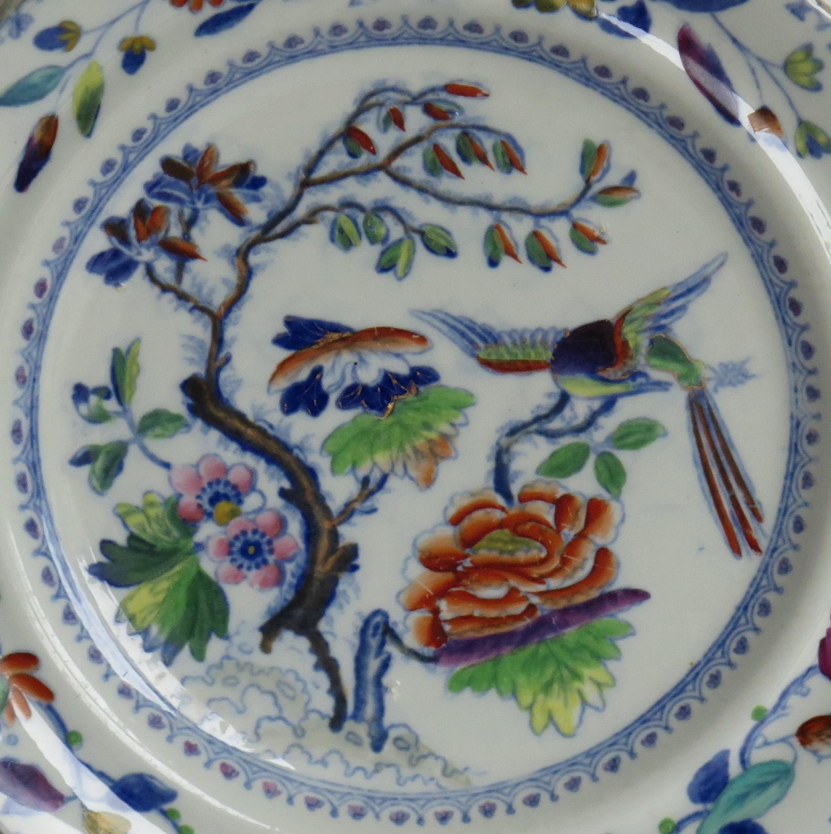 Georgien Assiette de table Davenport en pierre de fer peinte à la main avec un oiseau volant, circa 1820 en vente