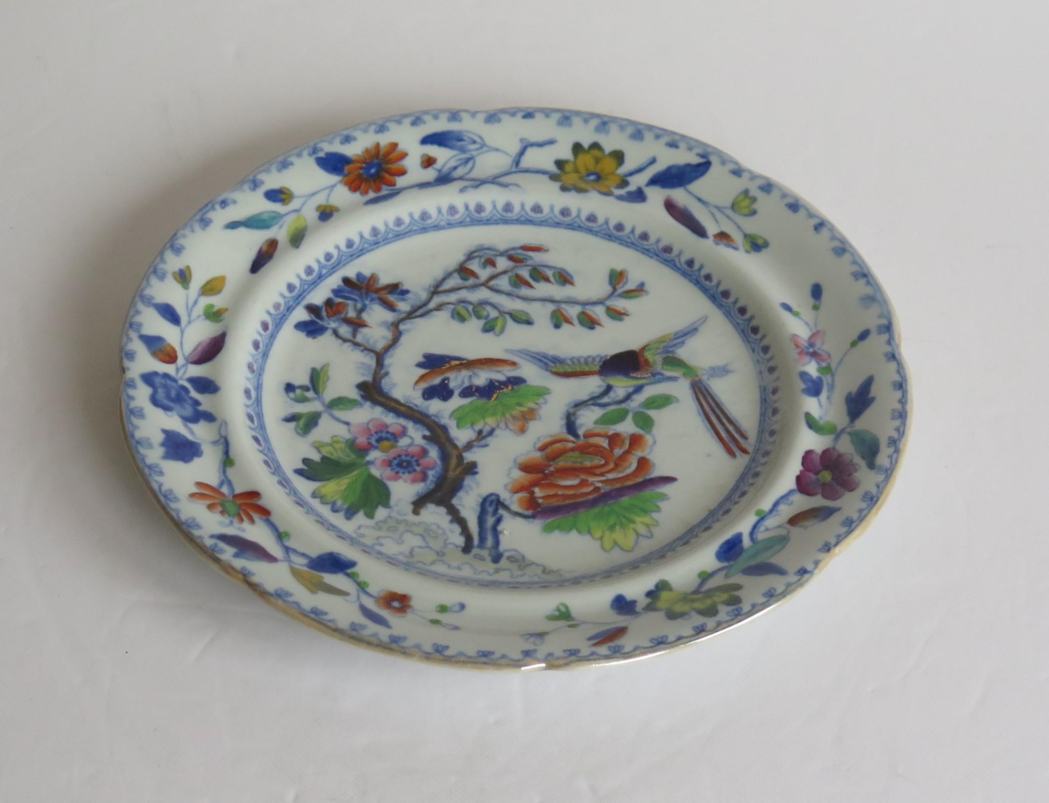 Anglais Assiette de table Davenport en pierre de fer peinte à la main avec un oiseau volant, circa 1820 en vente