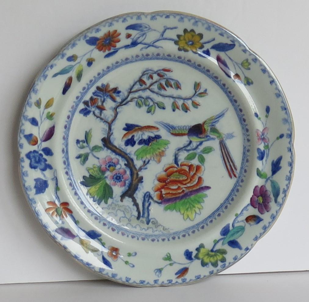 XIXe siècle Assiette de table Davenport en pierre de fer peinte à la main avec un oiseau volant, circa 1820 en vente