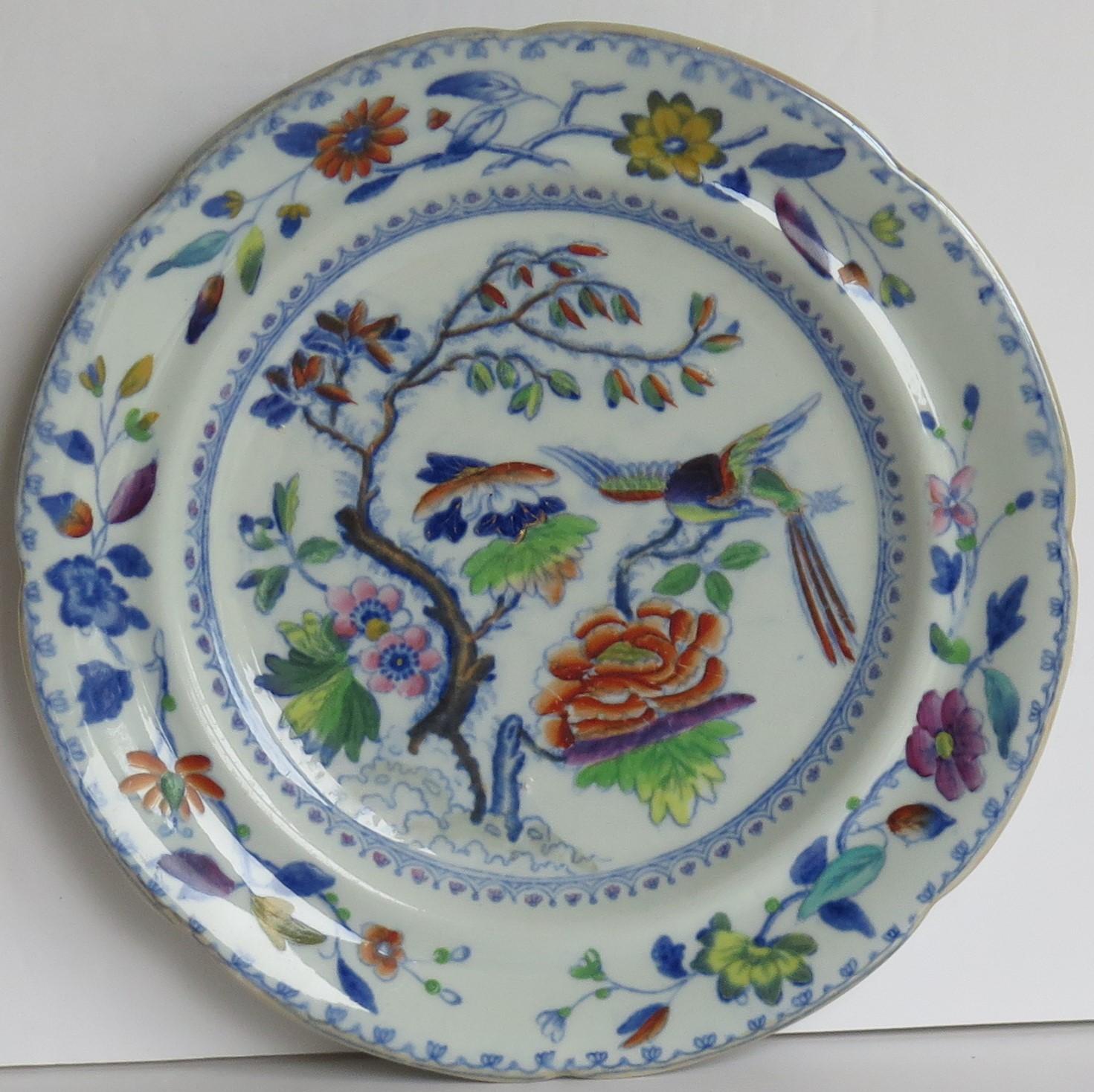 Terre de fer Assiette de table Davenport en pierre de fer peinte à la main avec un oiseau volant, circa 1820 en vente