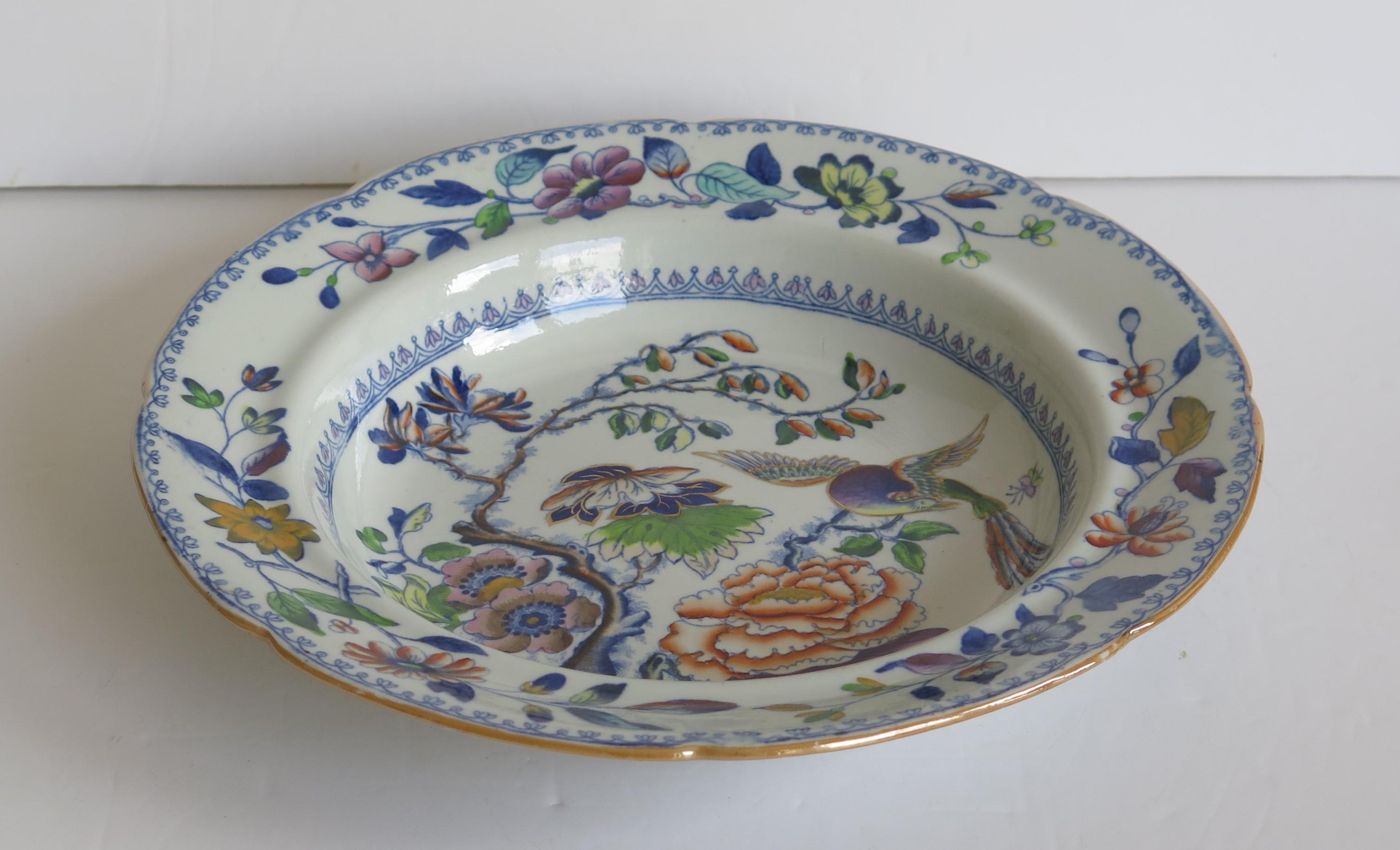 Si tratta di una buona ciotola o piatto fondo in ironstone (porcellana di pietra) dipinto a mano, realizzato da William Davenport and Co., Longport, Staffordshire Potteries, Inghilterra, periodo George 111, circa 1815.

Il piatto è ben conservato