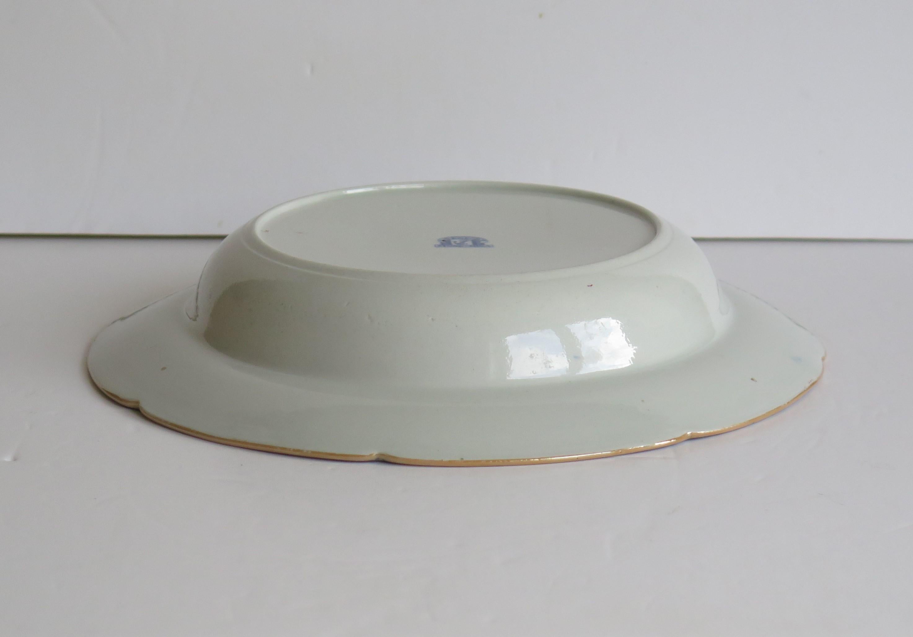 Ironstone Zuppiera o piatto Davenport georgiano in pietra di ferro con uccelli volanti, 1815 ca.
