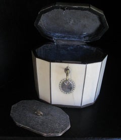 Zehneckige georgische Teedose aus Elfenbein, Schildpatt und Silber mit gepolstertem Deckel 18.