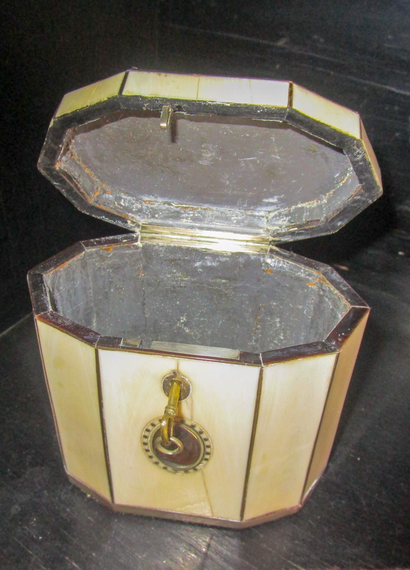 Anglais Boîte à thé géorgienne décagonale 18e siècle ivoire, écaille de tortue et argent avec dessus tendu en vente