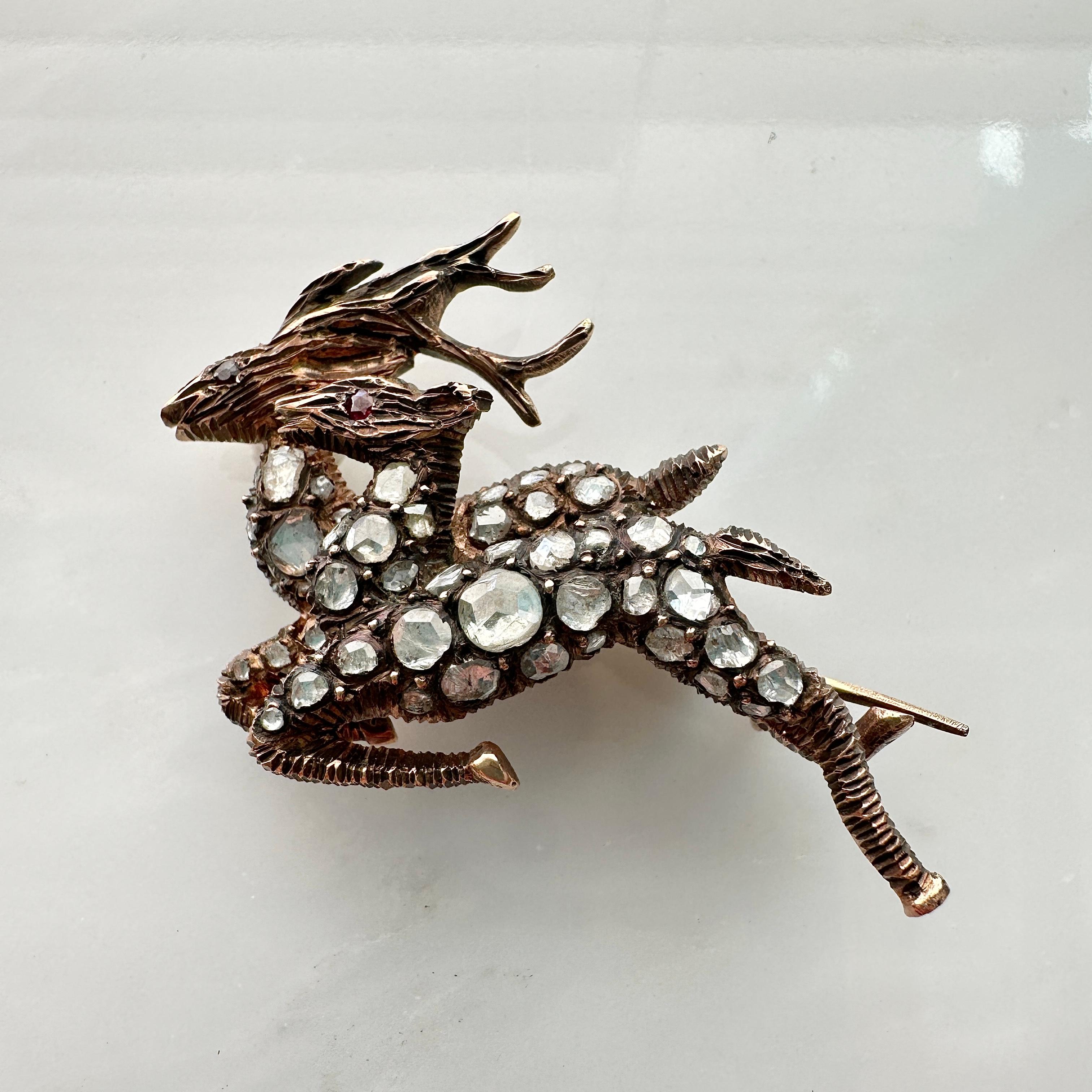 Einzelheiten:
Seltener Fund! Eine wunderschöne georgianische Diamant-Hirschbrosche! Schönes Paar süßer Rentiere mit Diamanten im Rosenschliff und kleinen Rubinaugen. Sowohl eine Ricke als auch ein Bock sind auf diesem süßen Stück abgebildet, und