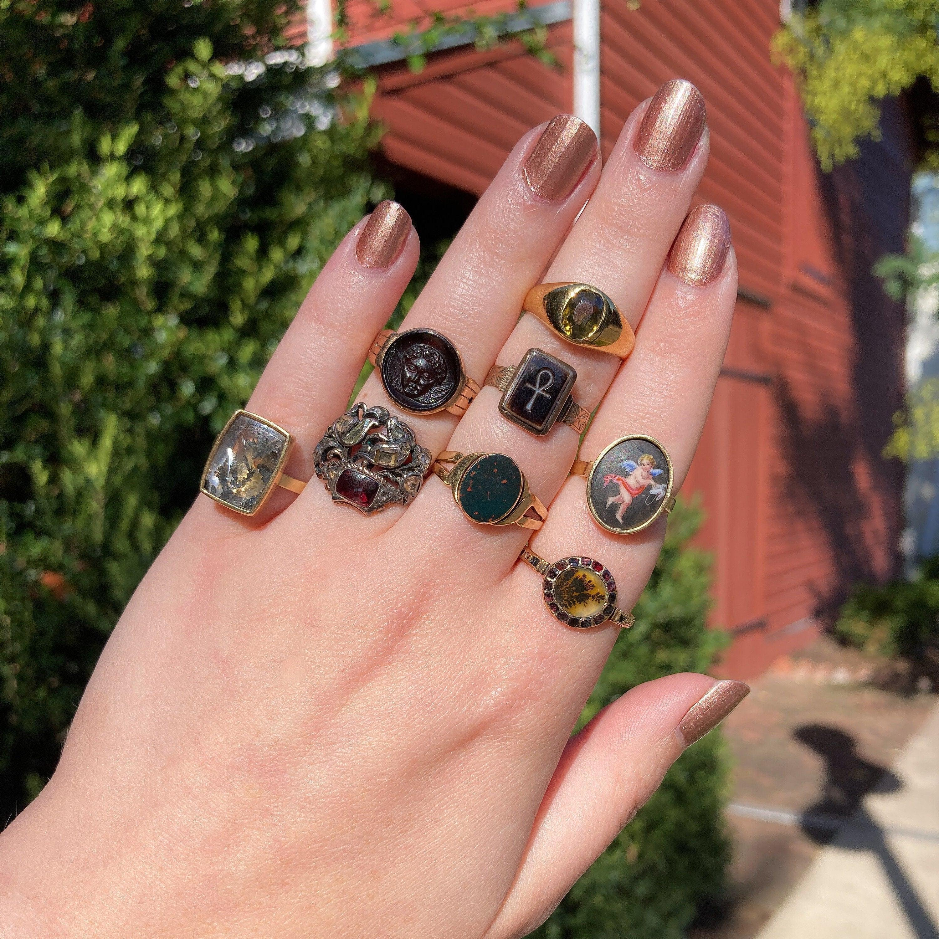 Georgian Dendritic Agate and Garnet Mourning Ring of 18k Gold 1