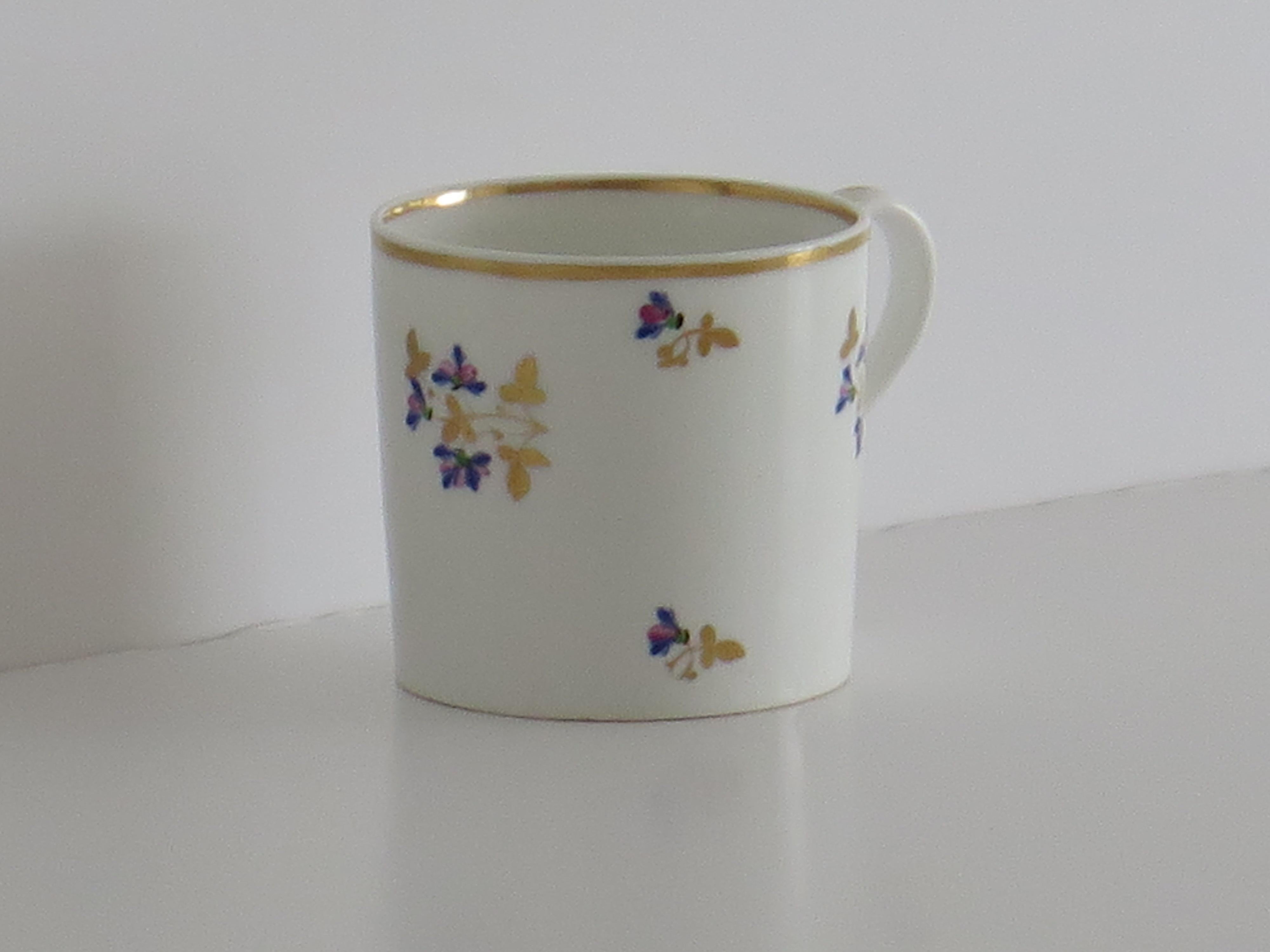 Georgianische Derby Kaffeekanne Chantilly Sprigs vergoldet Muster 129, um 1810 (George III.) im Angebot