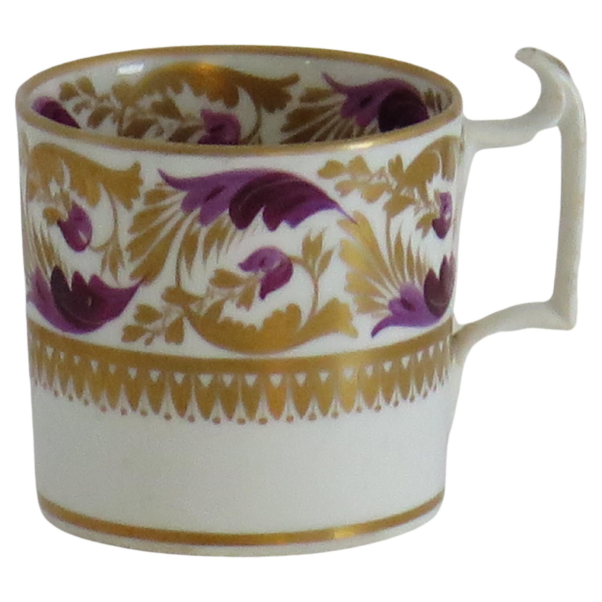 Il s'agit d'une exquise boîte à café en porcelaine fabriquée par la manufacture de Derby, sous le règne de George 111 au début du 19e siècle, vers 1815.
.
Les canettes de café à bord droit n'ont été fabriquées que pendant les 20 premières années du