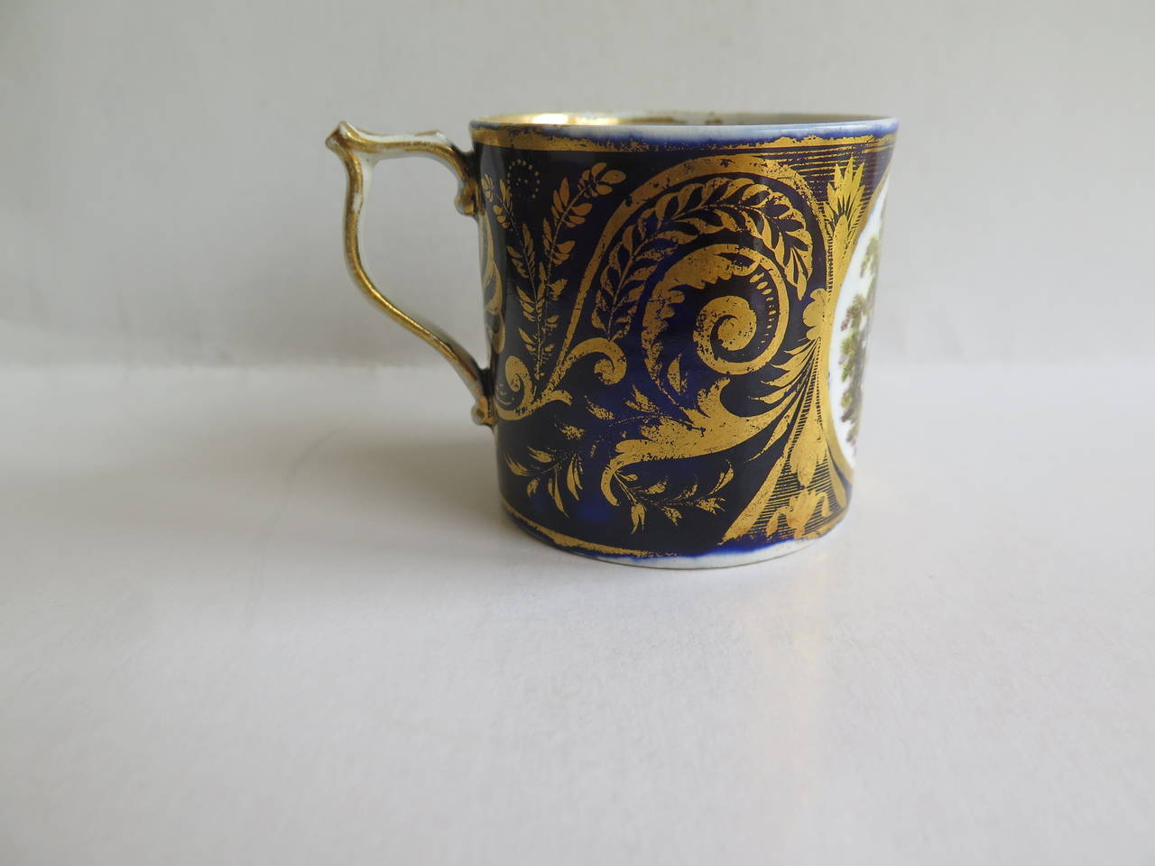 Georgian Derby Coffee Can Hand Painted View named Near Edmonton, Ca 1810 In Good Condition In Lincoln, Lincolnshire