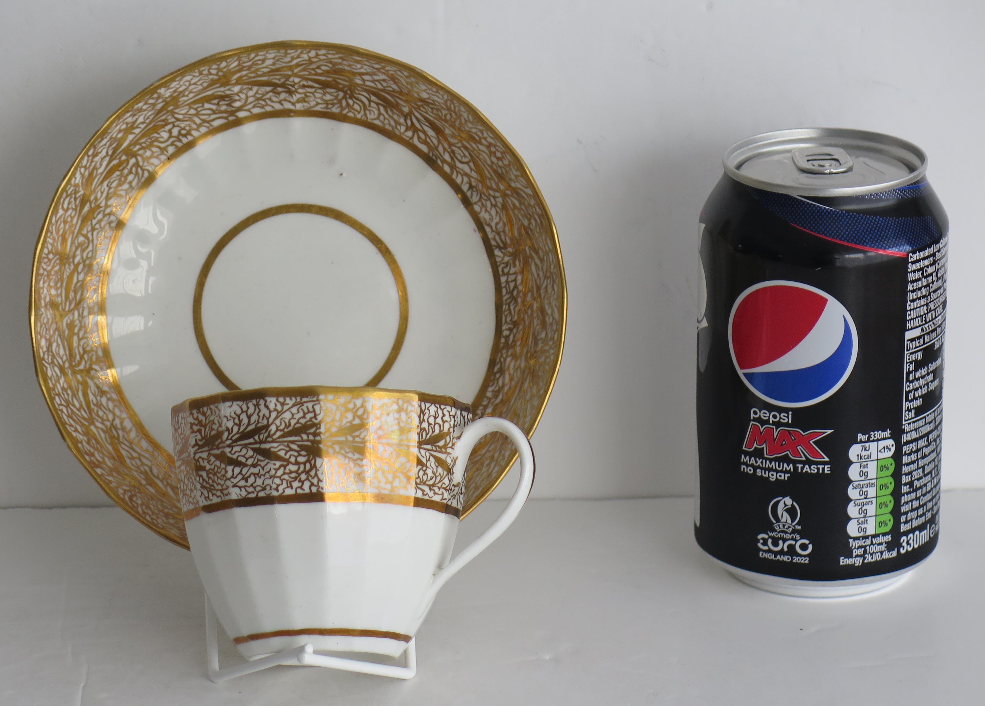 Dúo de Taza y Plato Derby Georgiano en Patrón 561, Marca Puce Circa 1800 en venta 3