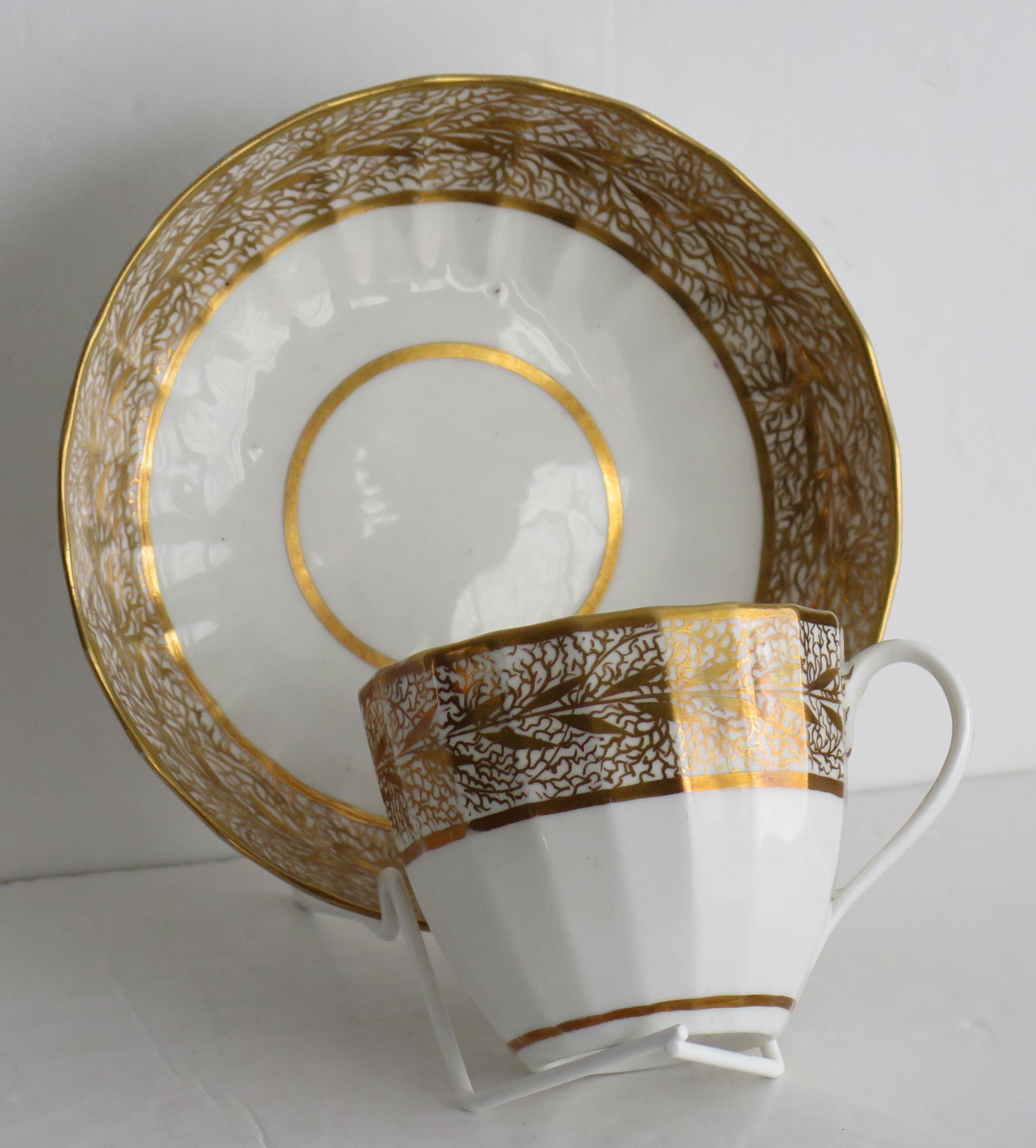 Se trata de un buen dúo de taza y platillo de porcelana de la fábrica de Derby, fabricado durante el periodo de Jorge 111, hacia 1800.

Ambas piezas están bien encapsuladas en forma de flauta Hamilton con 18 facetas verticales. 

La decoración a