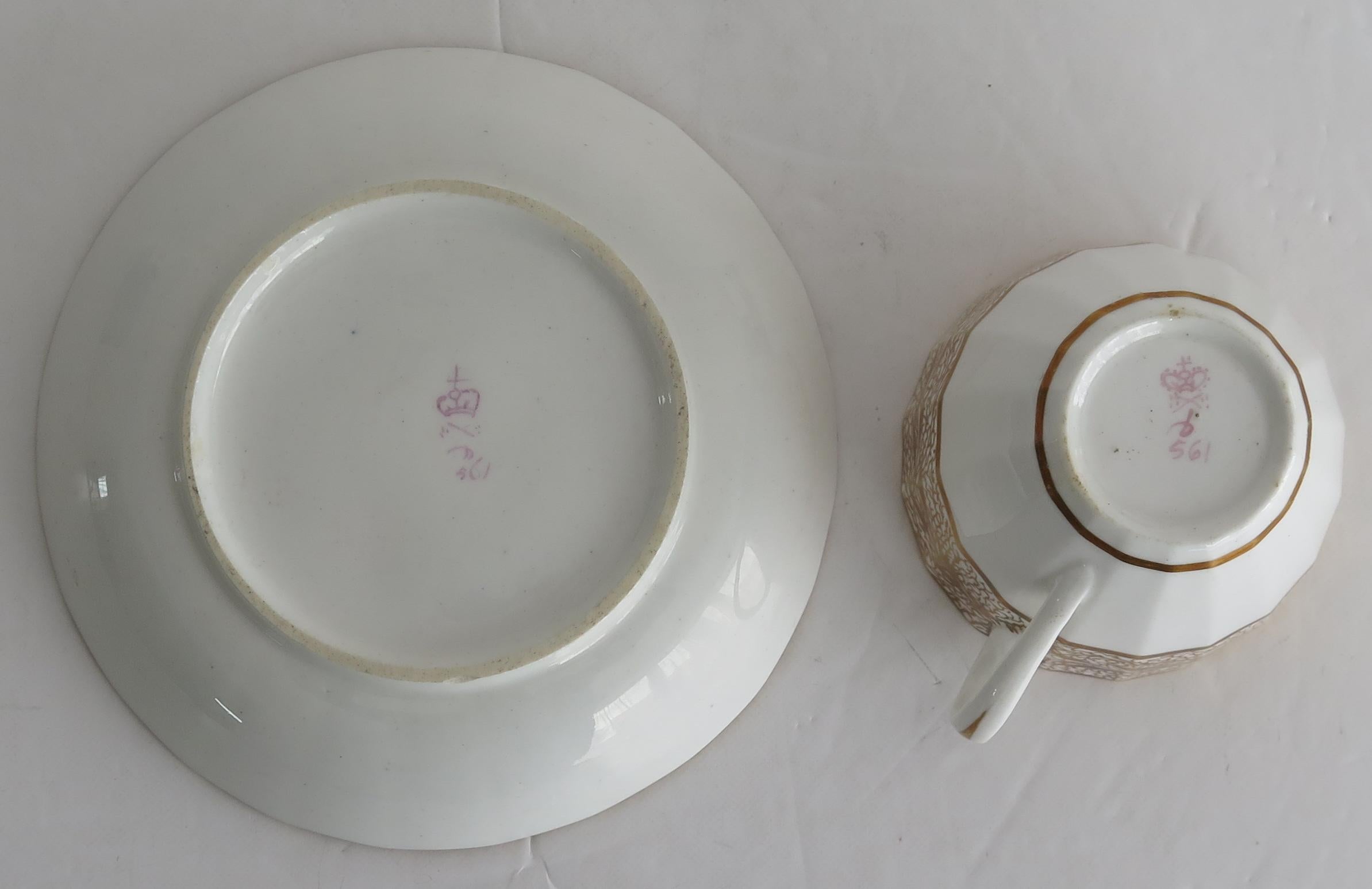 Dúo de Taza y Plato Derby Georgiano en Patrón 561, Marca Puce Circa 1800 Porcelana en venta
