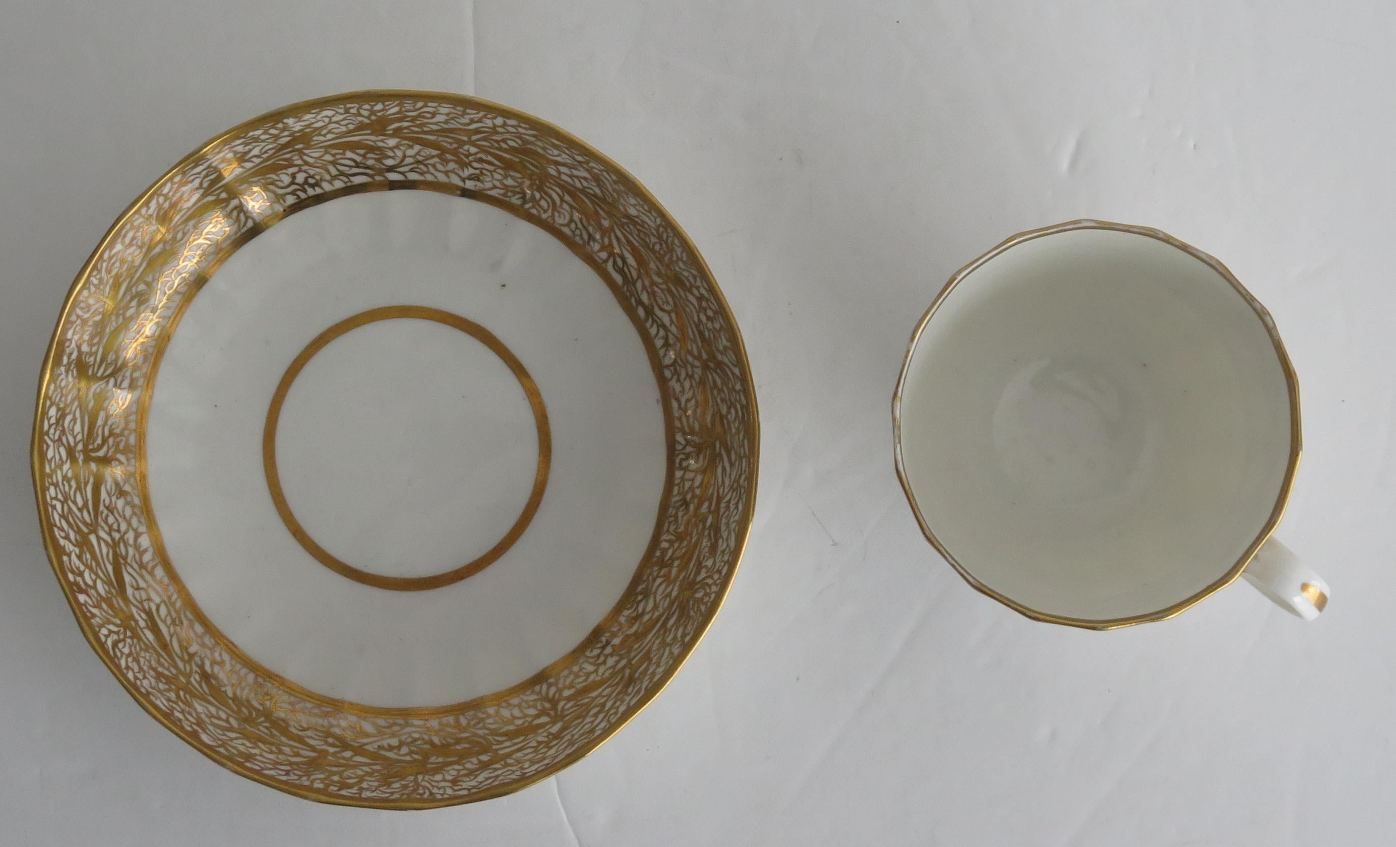 Georgian Derby Cup and Saucer Duo in Pattern 561, Puce Mark Circa 1800 In Good Condition For Sale In Lincoln, Lincolnshire