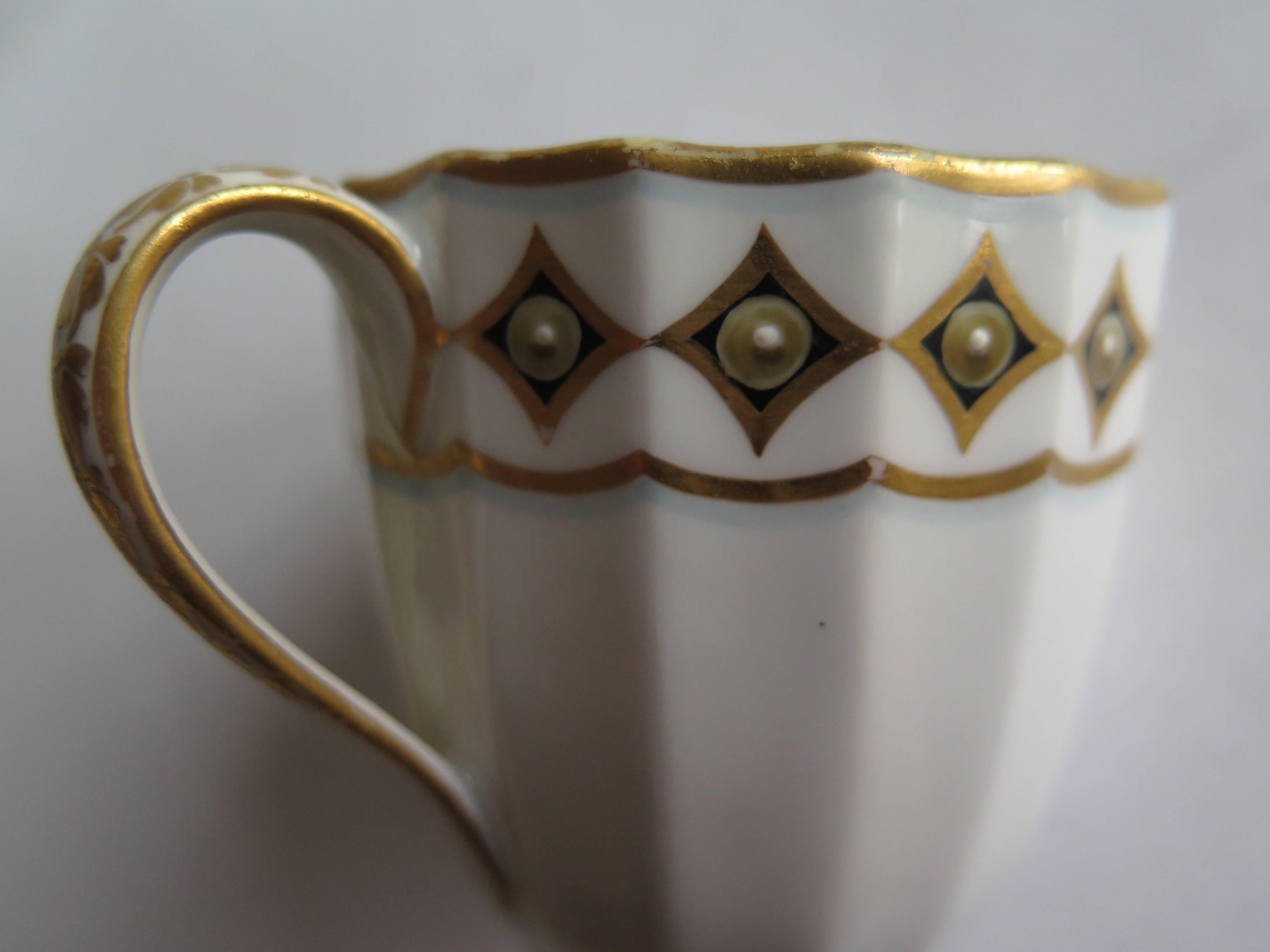 Georgian Derby Porcelain Coffee Cup Pattern 135 Puce Crown Mark, circa 1790 In Good Condition In Lincoln, Lincolnshire