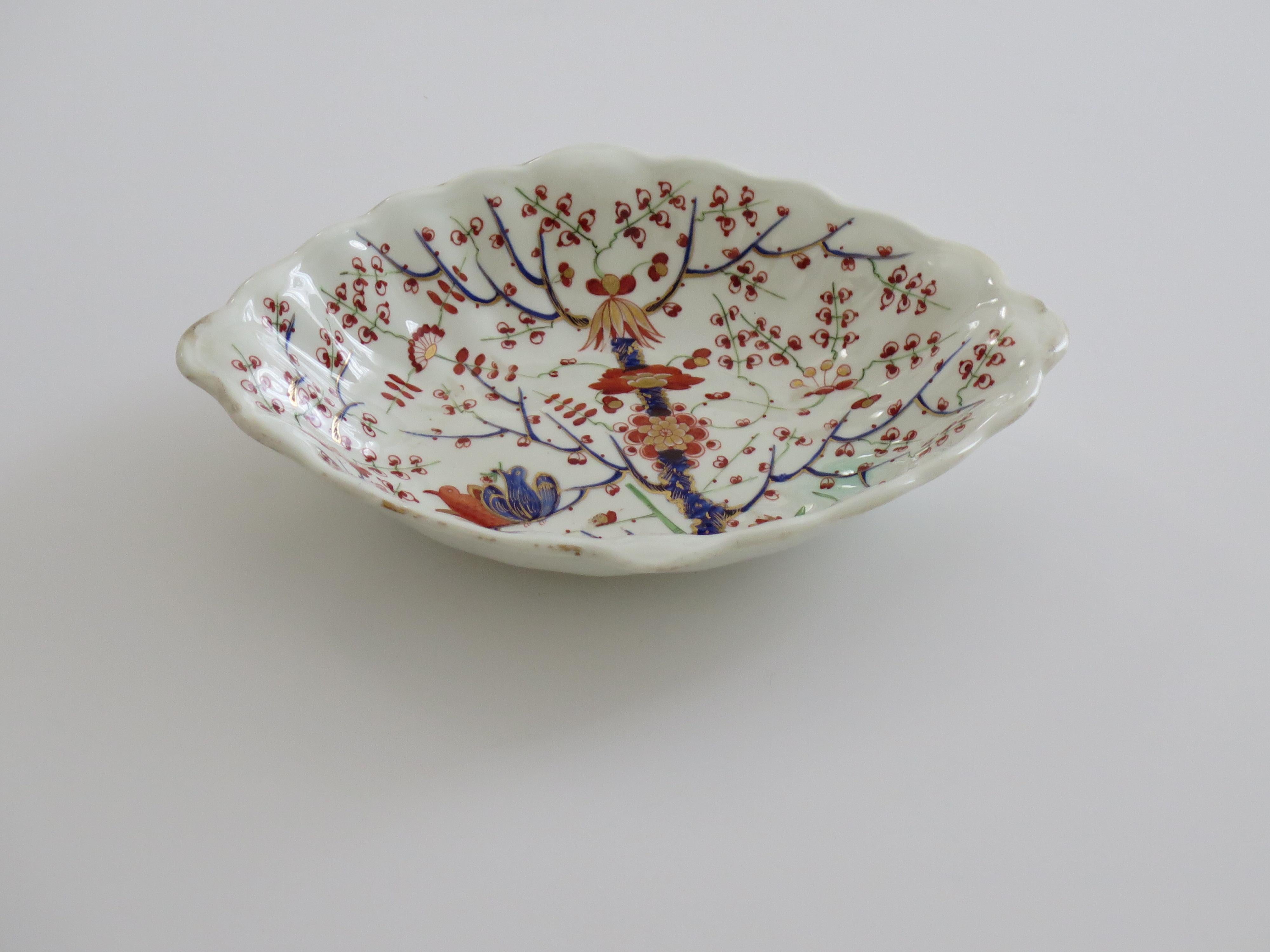 Se trata de una fuente o plato de porcelana antigua muy buena, fabricada por la manufactura de Derby, pintada a mano y dorada con el bello motivo de la perdiz, durante el reinado de Jorge 111 a principios del siglo XIX, hacia 1815.
 
El plato oval