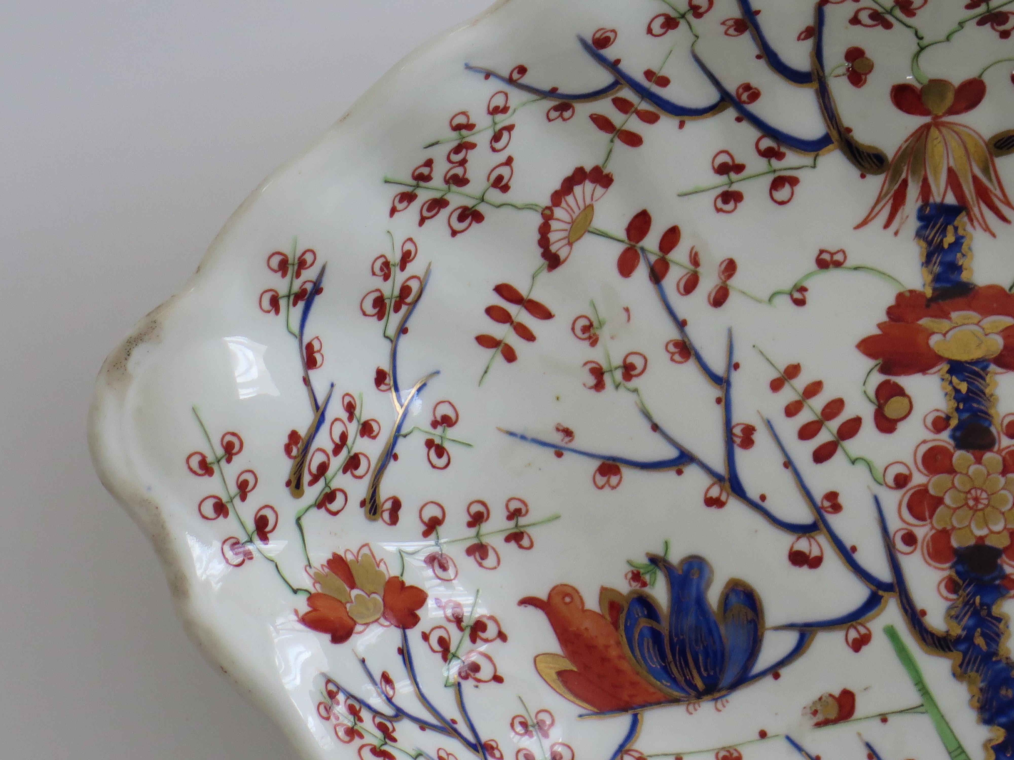 Plato o fuente de porcelana Georgiana Derby con motivo de perdiz pintado a mano, ca 1815 en Bueno estado para la venta en Lincoln, Lincolnshire