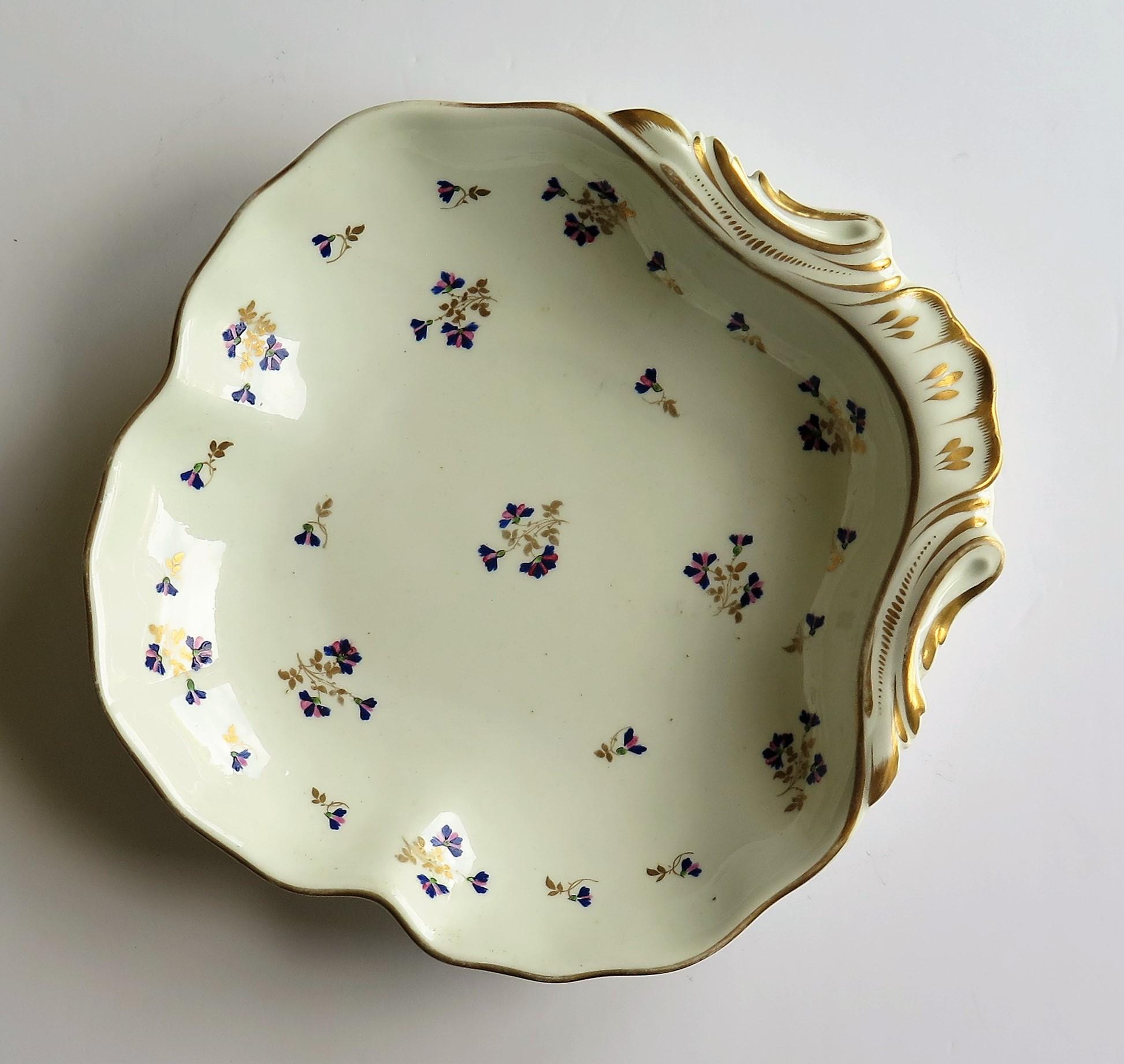 George III Plat ou assiette en coquillage Derby géorgien peint à la main et doré 129, vers 1810 en vente