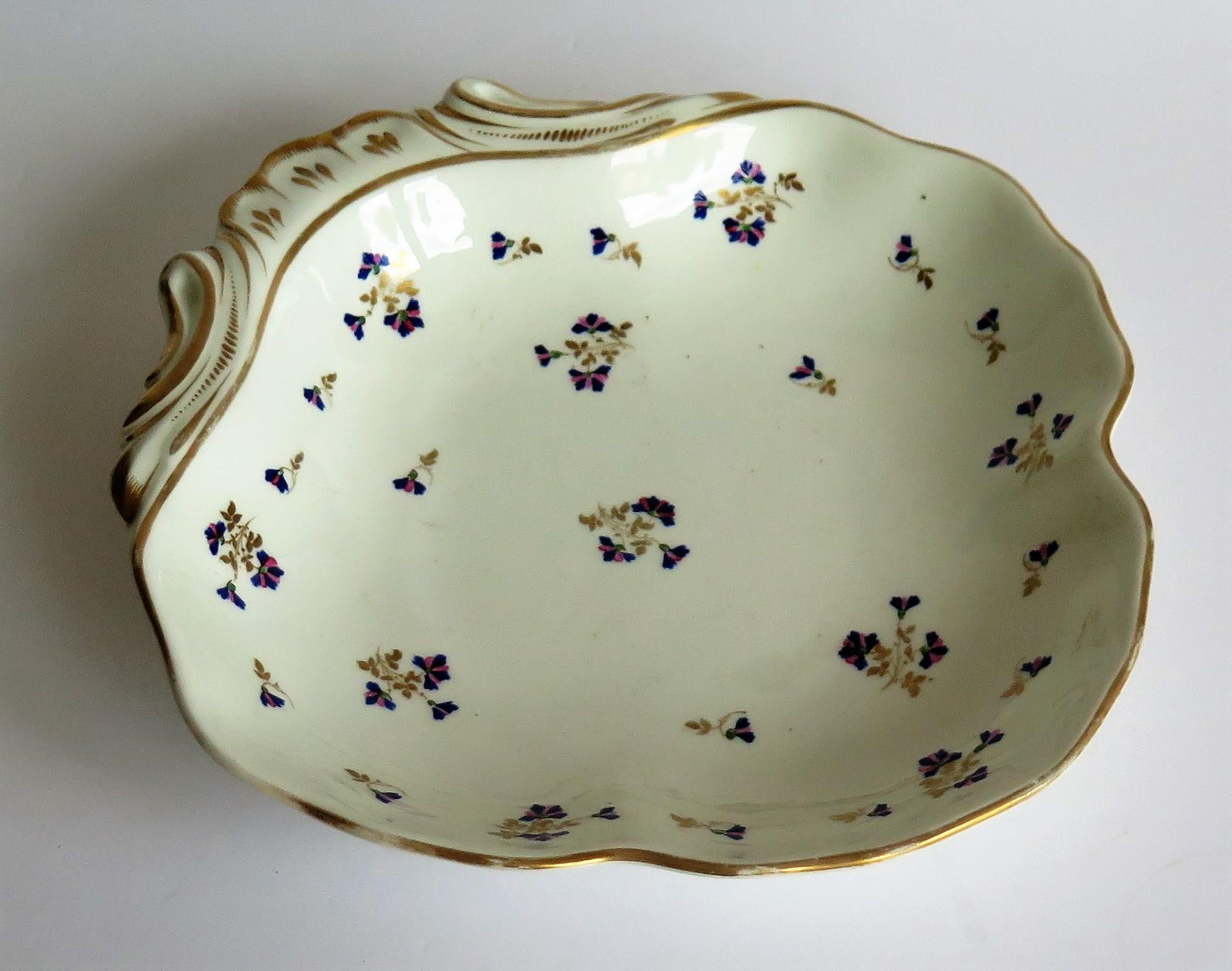 Plato o fuente de concha georgiana Derby Pintado a mano y dorado Patrón 129, ca 1810 Inglés en venta