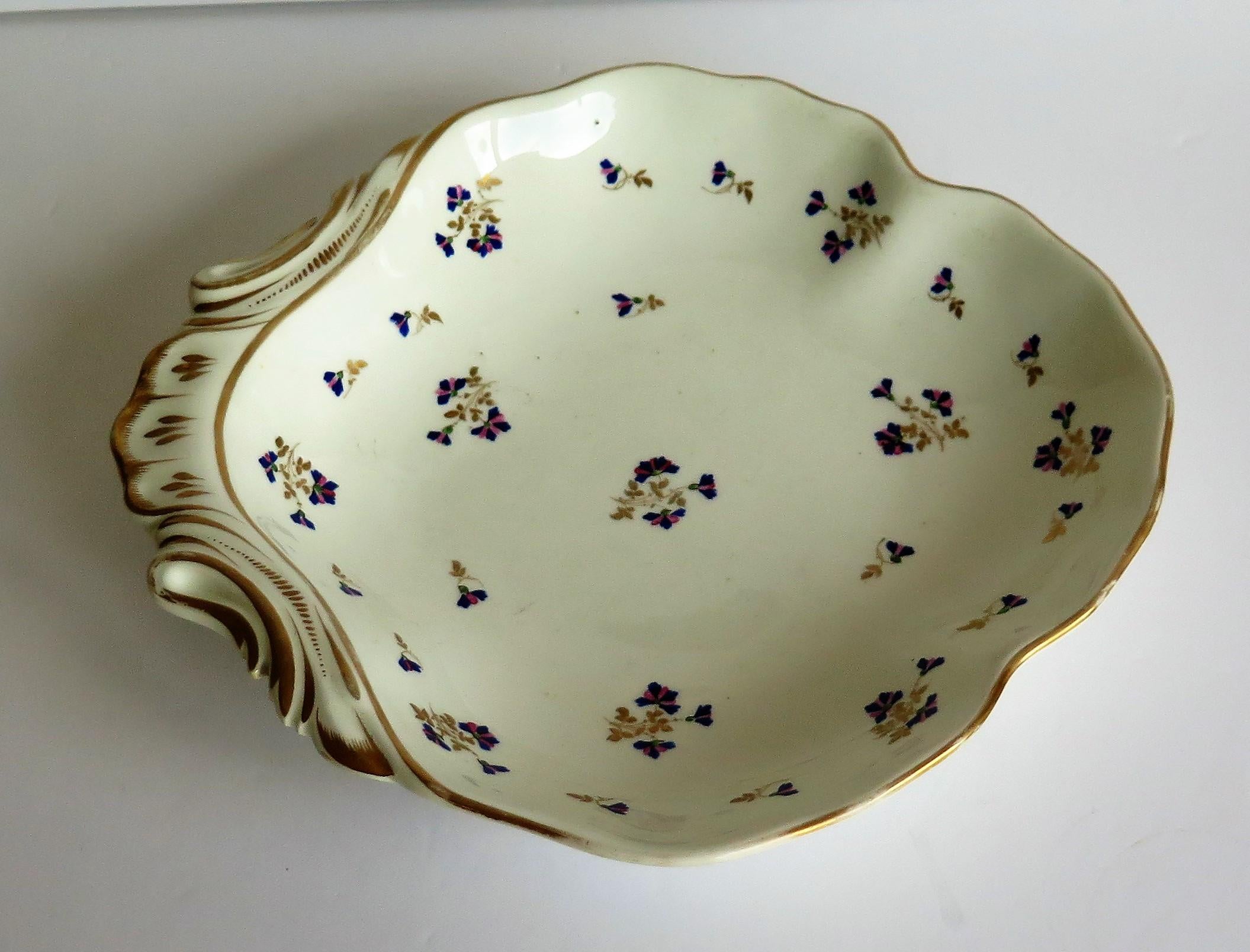 English Georgian Derby Shell Dish or Plate Hand Painted & Gilded Pattern 129, Ca 1810 For Sale