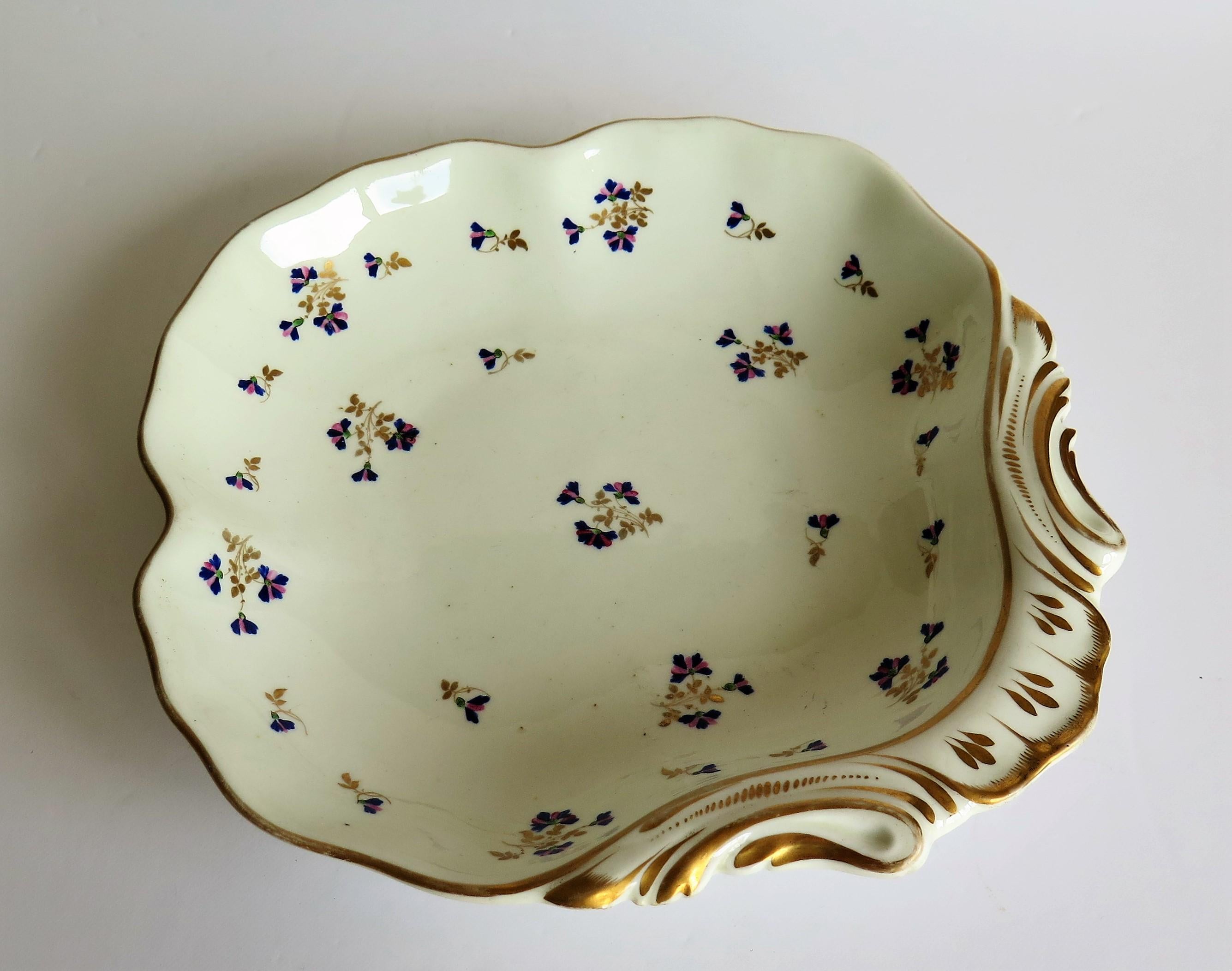 Plato o fuente de concha georgiana Derby Pintado a mano y dorado Patrón 129, ca 1810 en venta 1