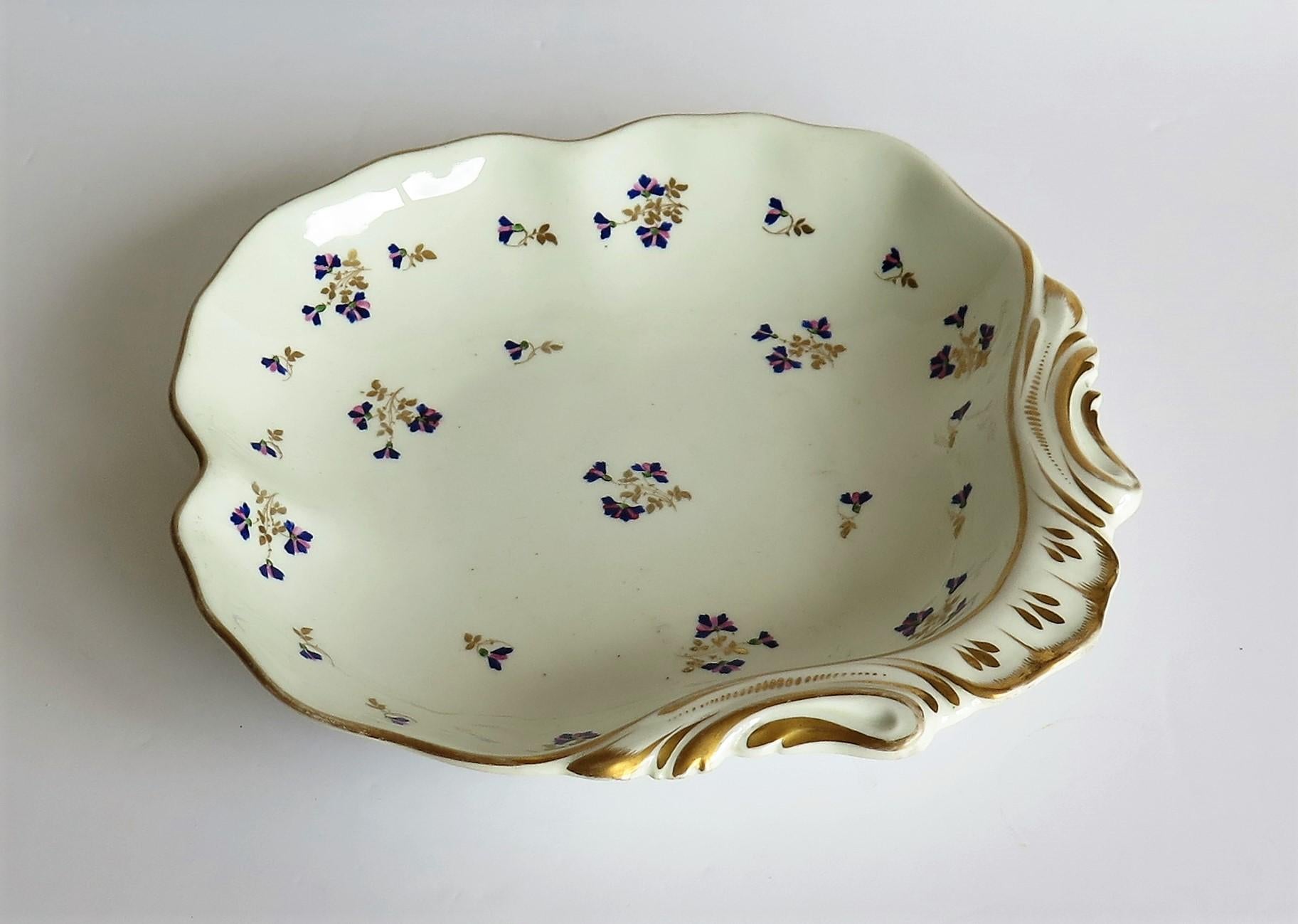 Plato o fuente de concha georgiana Derby Pintado a mano y dorado Patrón 129, ca 1810 en venta 2